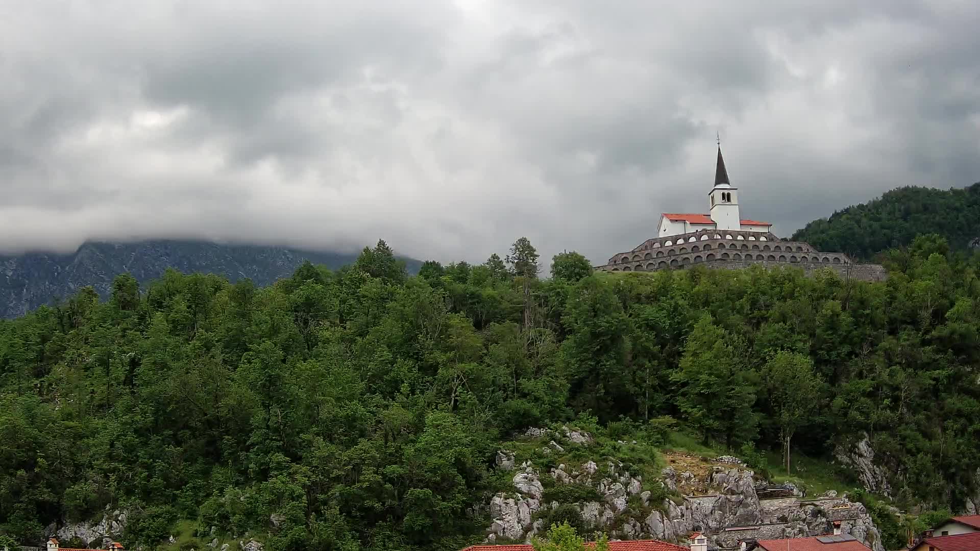 Kobarid Spletna kmera – Pogled na kostnico iz 1. svetovne vojne