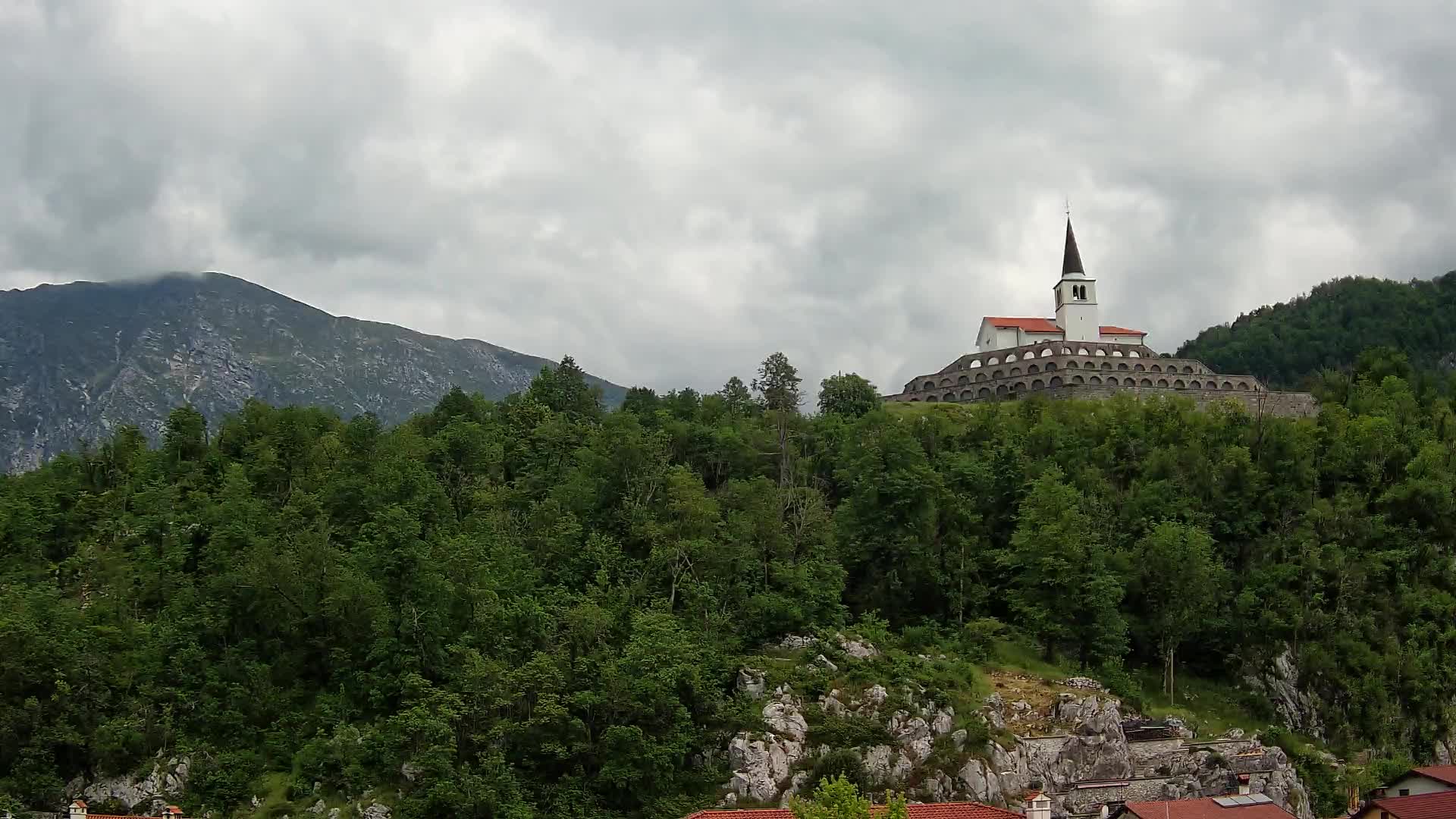 Kobarid Spletna kmera – Pogled na kostnico iz 1. svetovne vojne