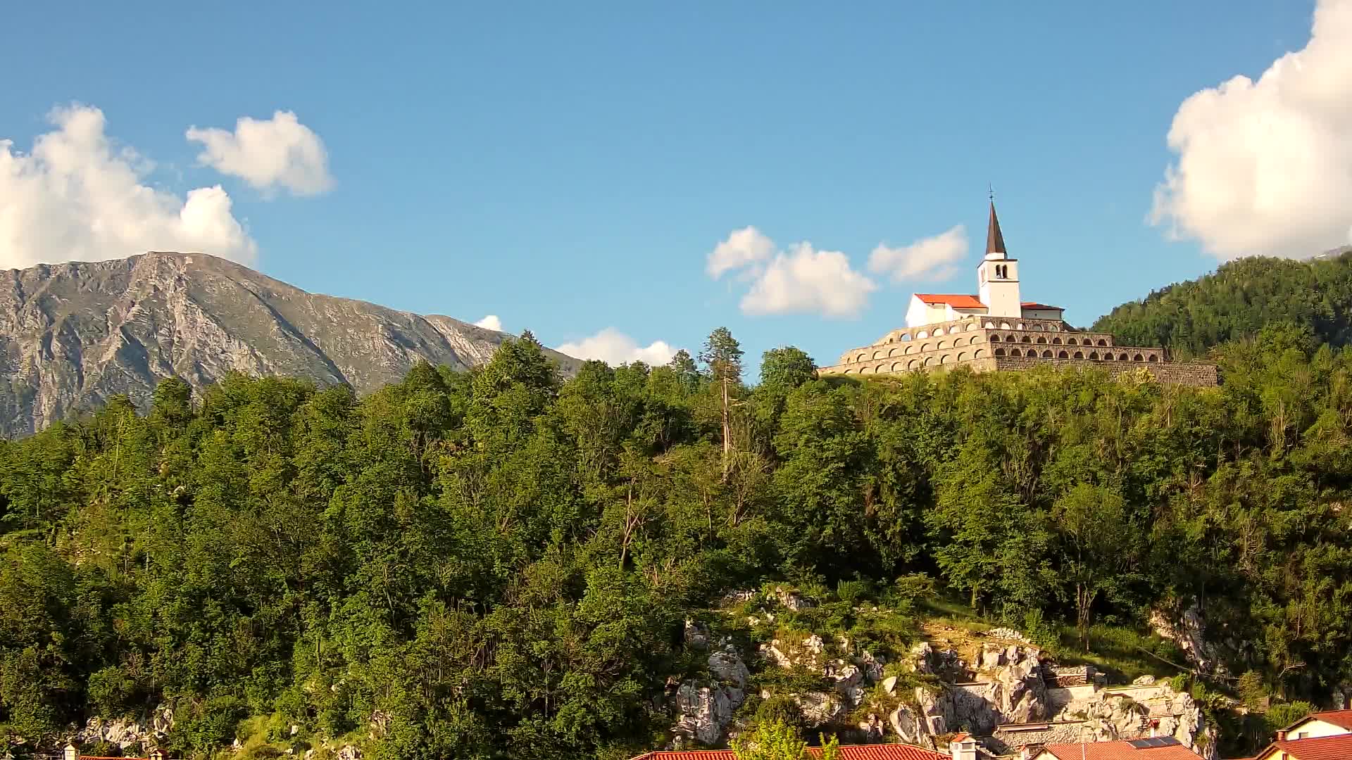 Kobarid-Webcam – Blick auf das Beinhaus aus dem 1. Weltkrieg