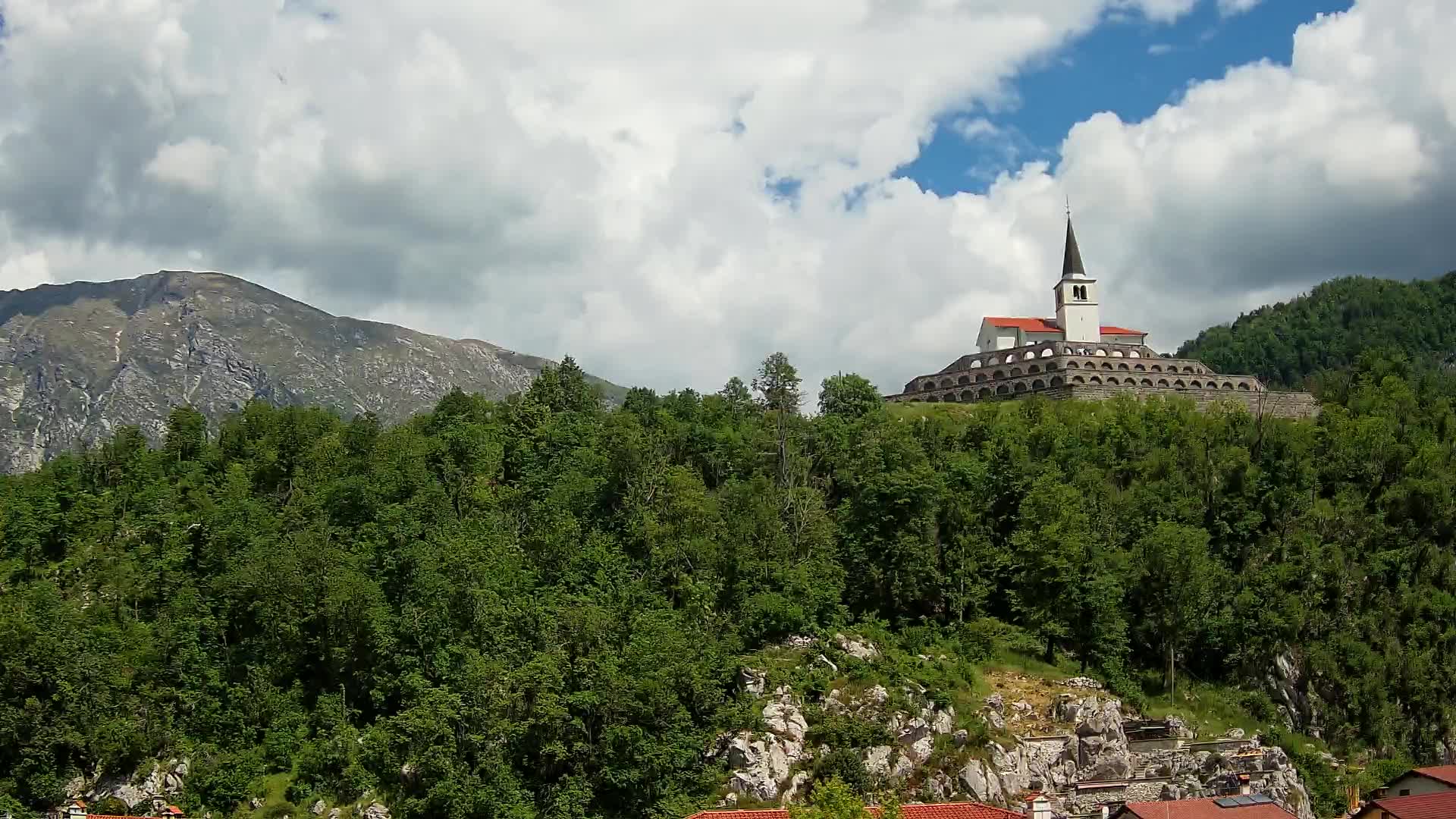 Kobarid-Webcam – Blick auf das Beinhaus aus dem 1. Weltkrieg