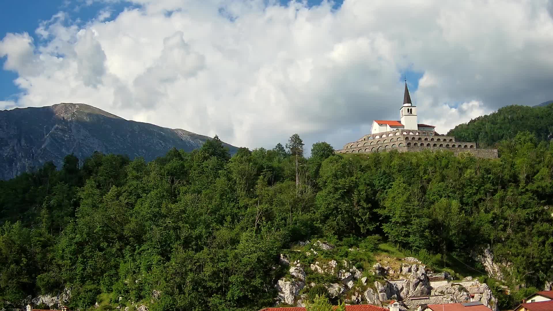 Web kamera Kobarida – Pogled na kosturnicu iz 1. svjetskog rata