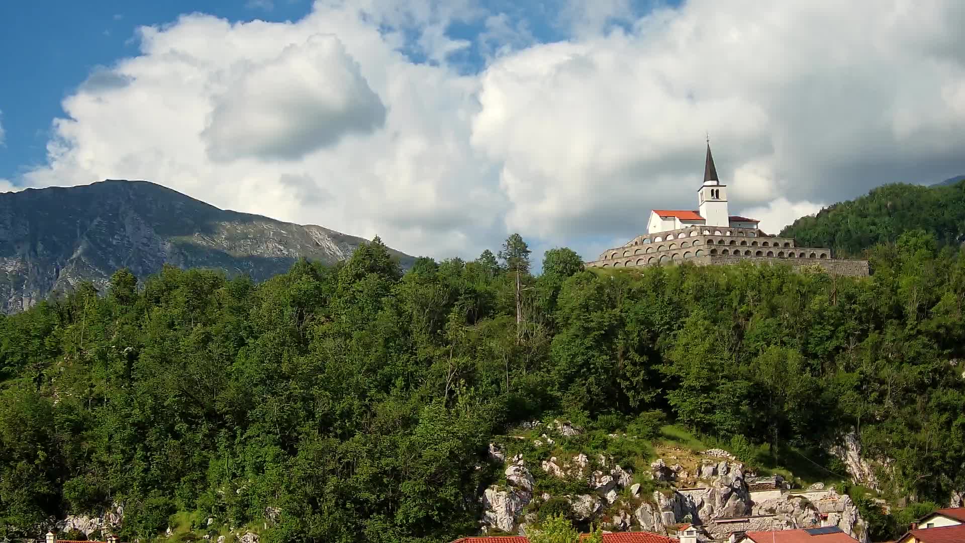 Kobarid Spletna kmera – Pogled na kostnico iz 1. svetovne vojne