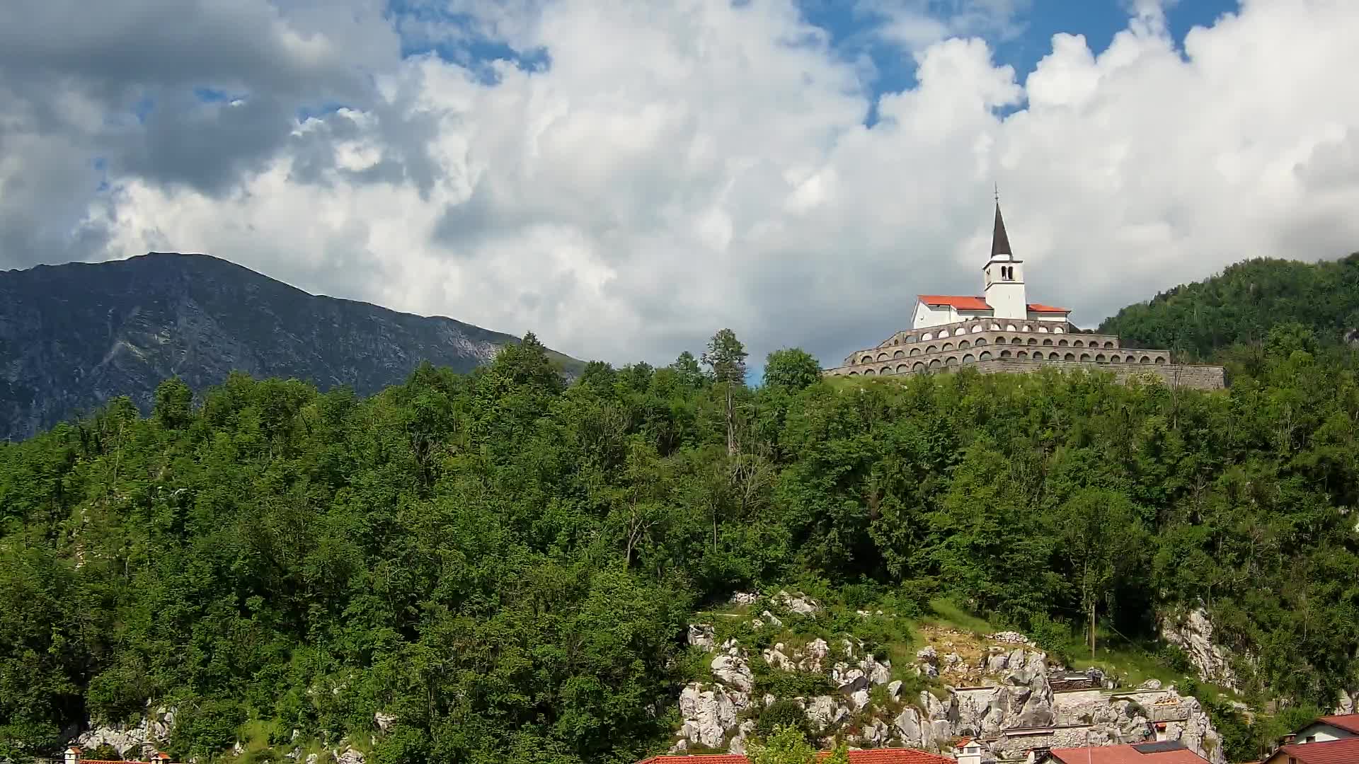 Kobarid-Webcam – Blick auf das Beinhaus aus dem 1. Weltkrieg