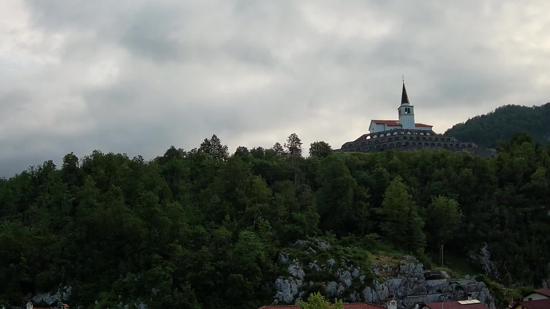 Kobarid Spletna kmera – Pogled na kostnico iz 1. svetovne vojne