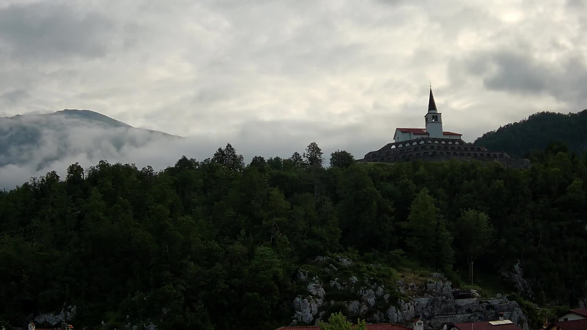 Kobarid-Webcam – Blick auf das Beinhaus aus dem 1. Weltkrieg