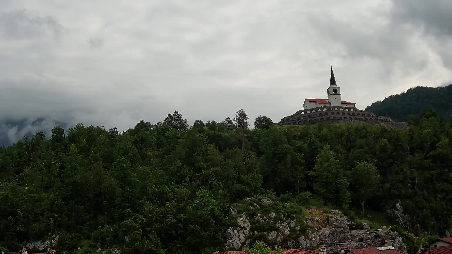 Web kamera Kobarida – Pogled na kosturnicu iz 1. svjetskog rata