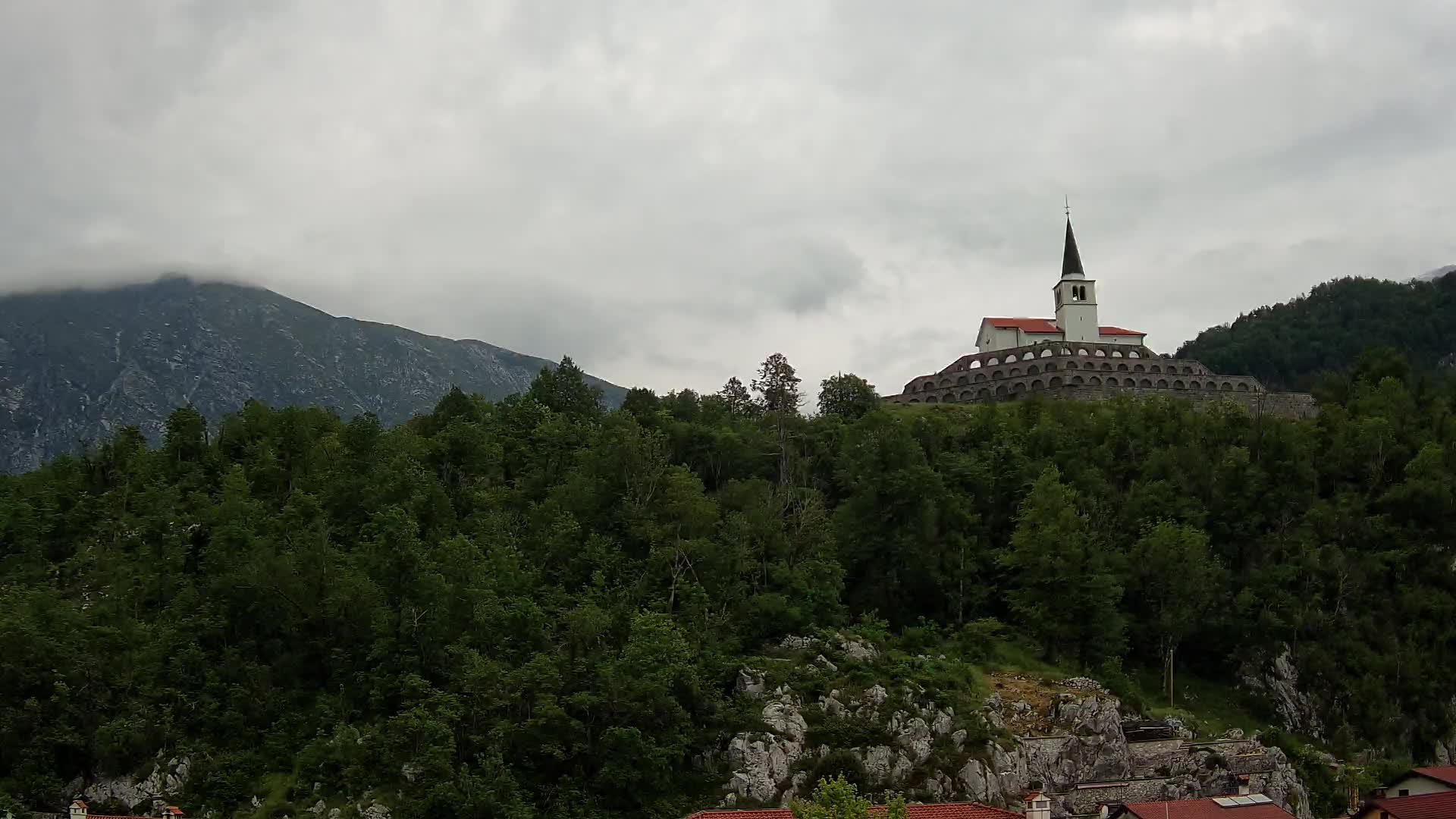 Kobarid Spletna kmera – Pogled na kostnico iz 1. svetovne vojne
