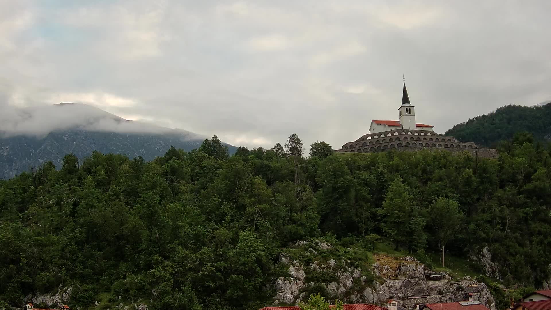 Web kamera Kobarida – Pogled na kosturnicu iz 1. svjetskog rata