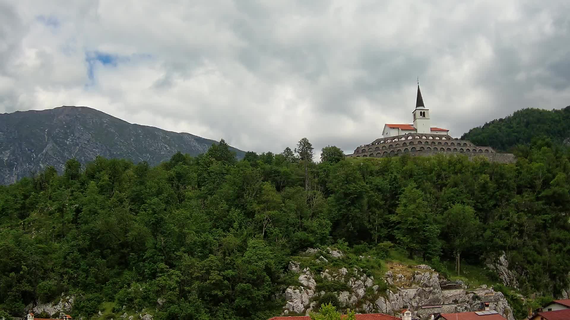 Kobarid-Webcam – Blick auf das Beinhaus aus dem 1. Weltkrieg