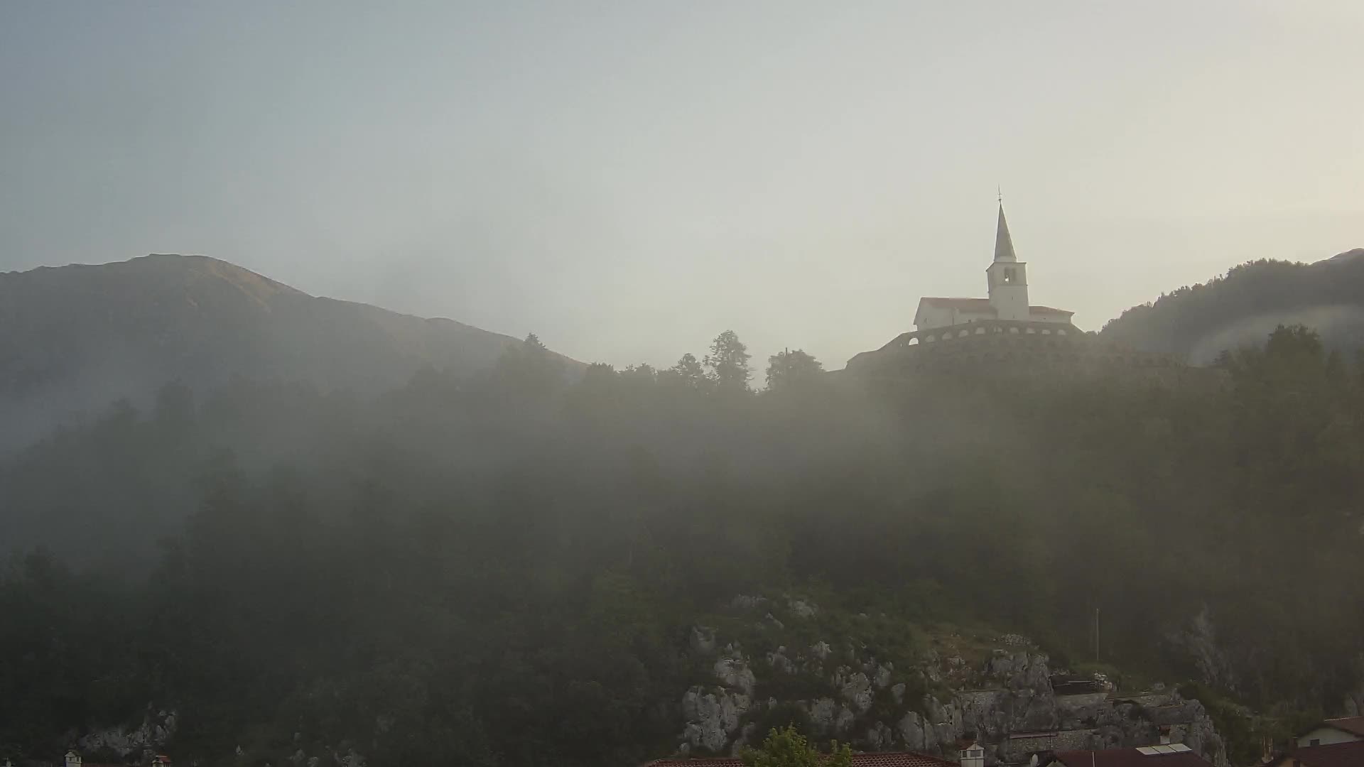 Kobarid Spletna kmera – Pogled na kostnico iz 1. svetovne vojne