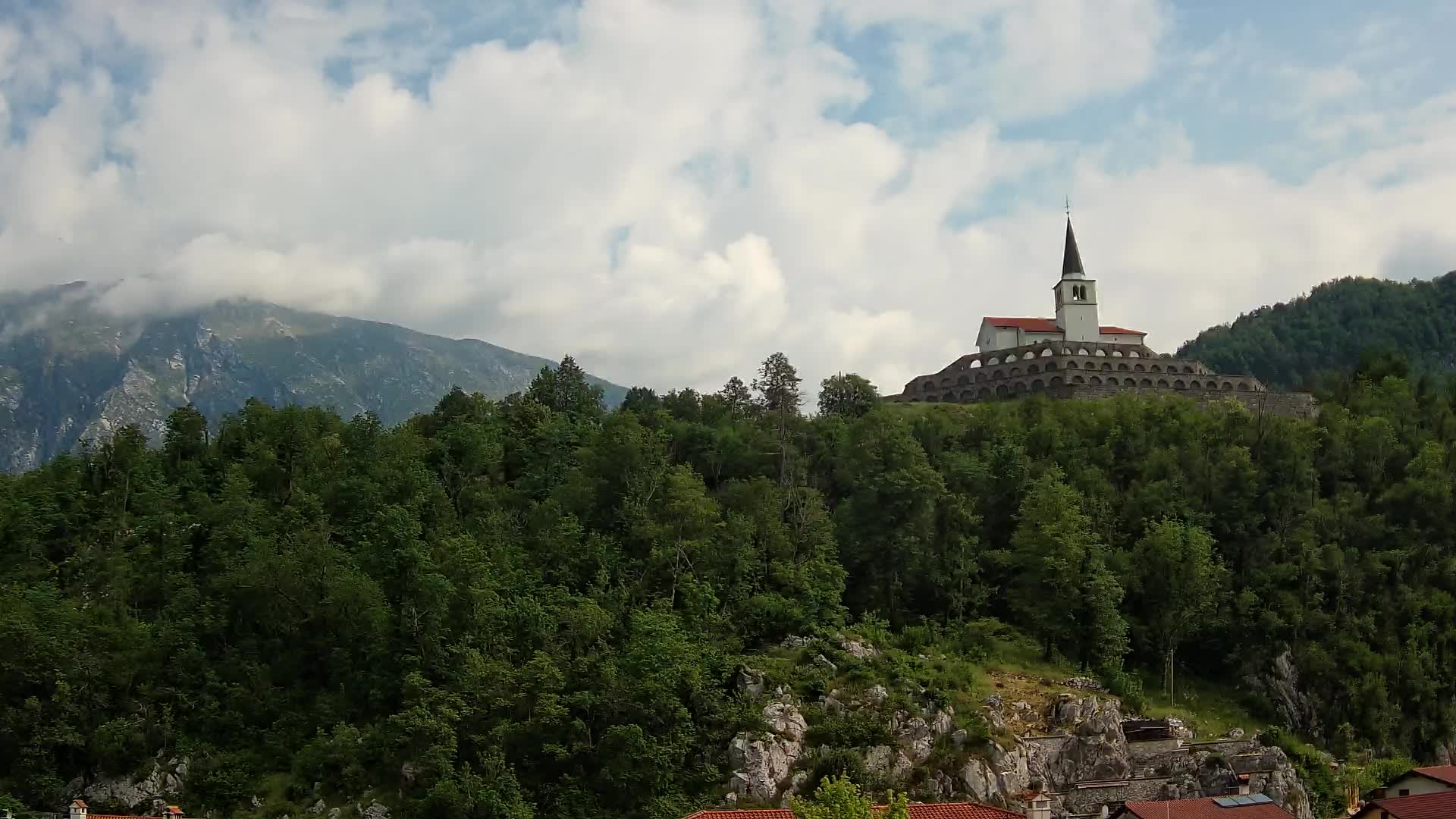 Kobarid Spletna kmera – Pogled na kostnico iz 1. svetovne vojne