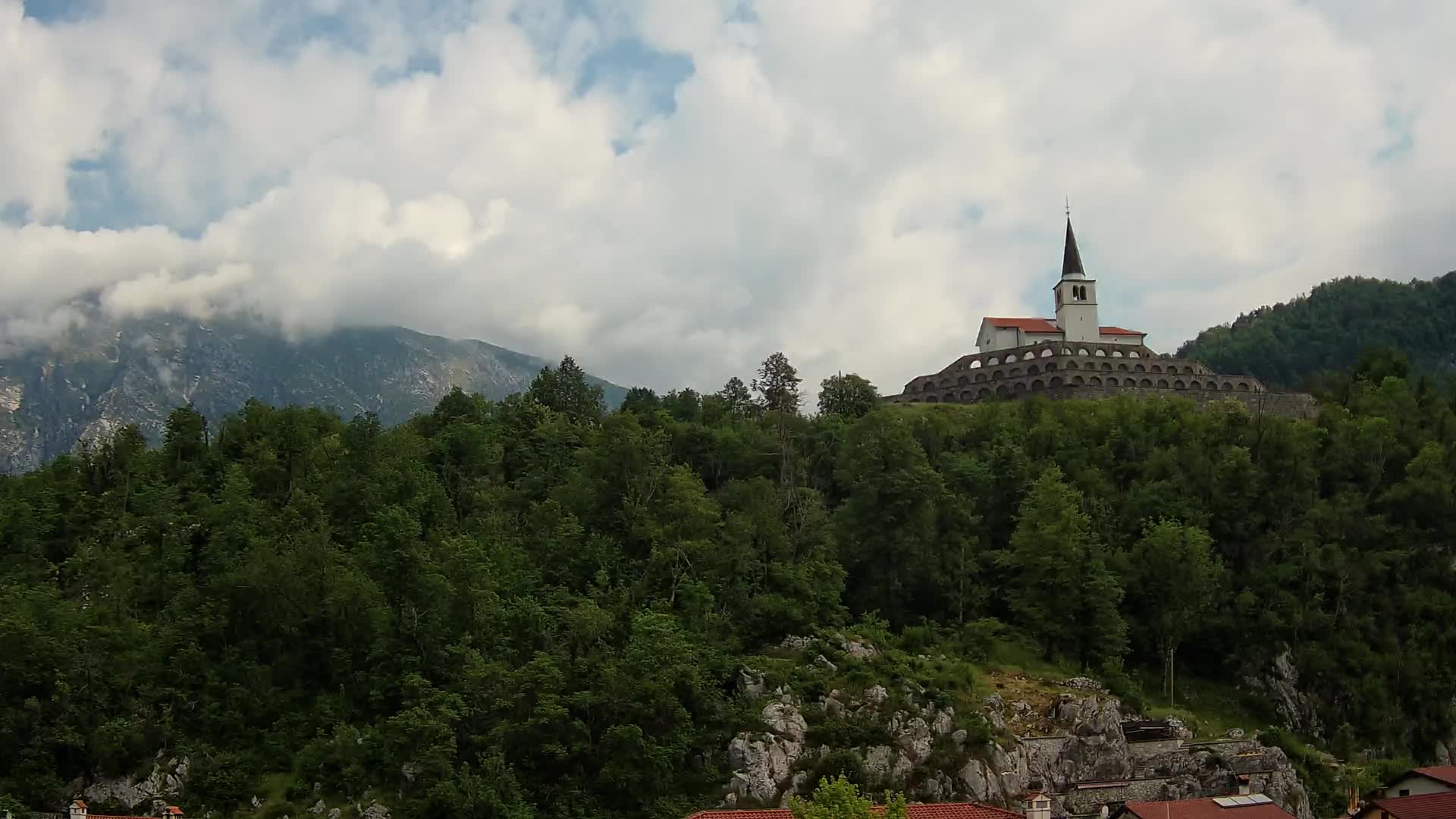 Kobarid Spletna kmera – Pogled na kostnico iz 1. svetovne vojne