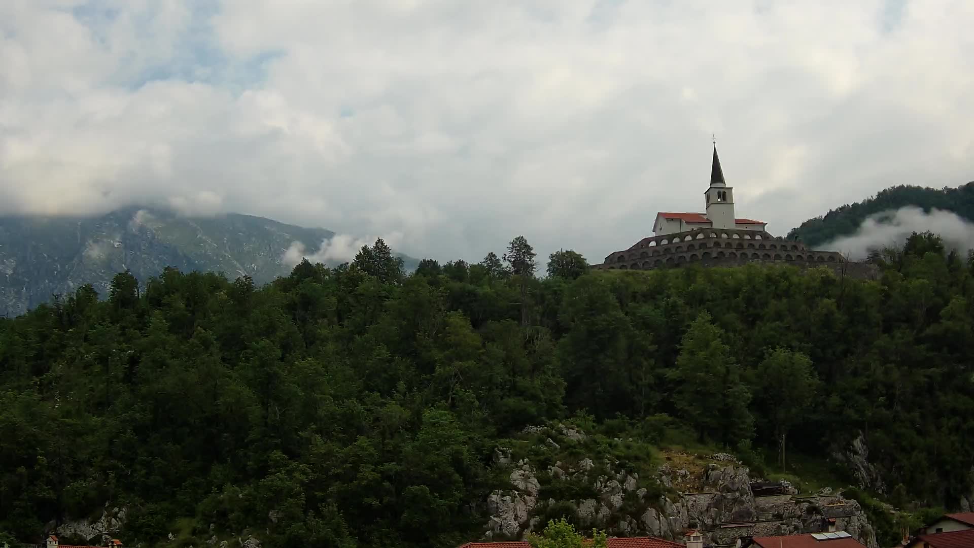 Web kamera Kobarida – Pogled na kosturnicu iz 1. svjetskog rata