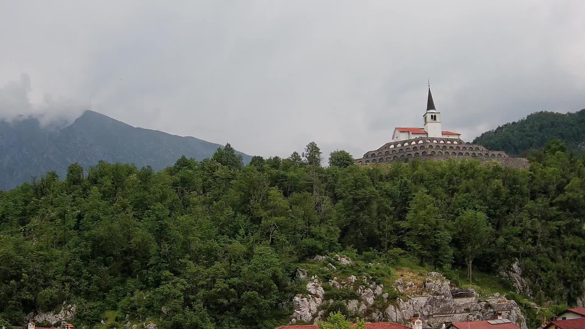 Web kamera Kobarida – Pogled na kosturnicu iz 1. svjetskog rata