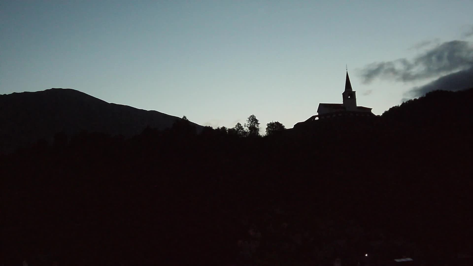 Kobarid Spletna kmera – Pogled na kostnico iz 1. svetovne vojne