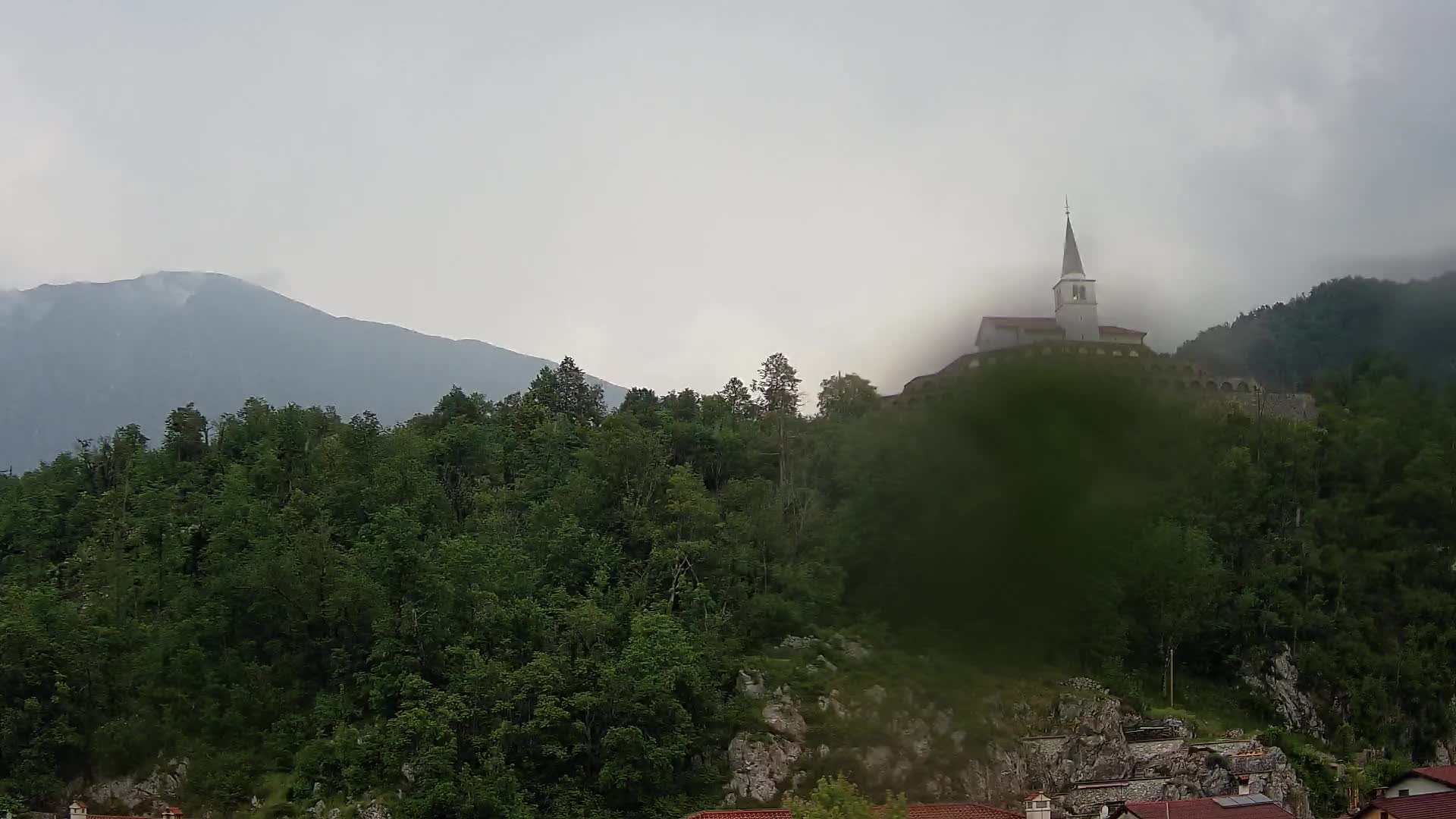 Kobarid Spletna kmera – Pogled na kostnico iz 1. svetovne vojne