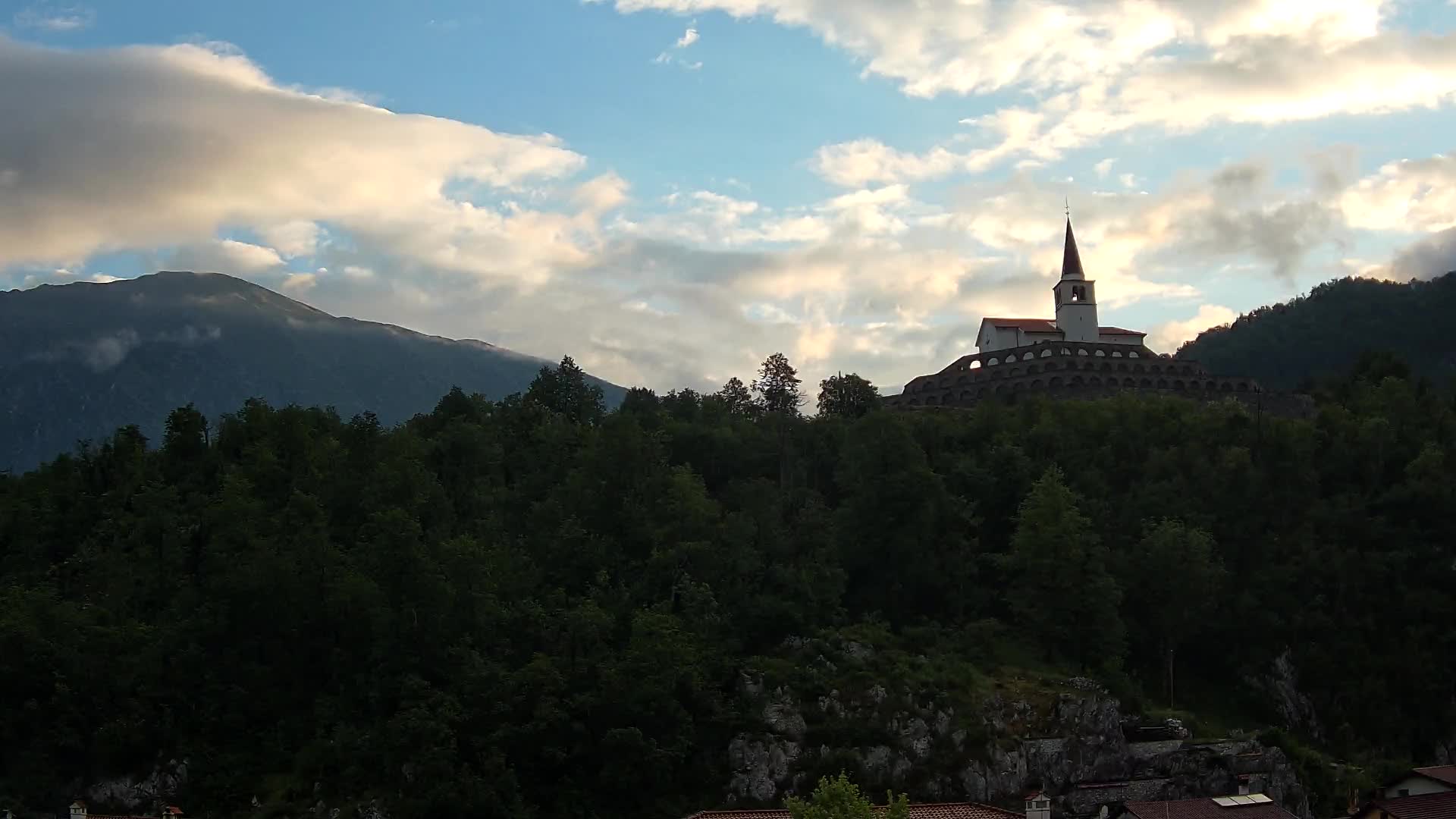 Kobarid Spletna kmera – Pogled na kostnico iz 1. svetovne vojne