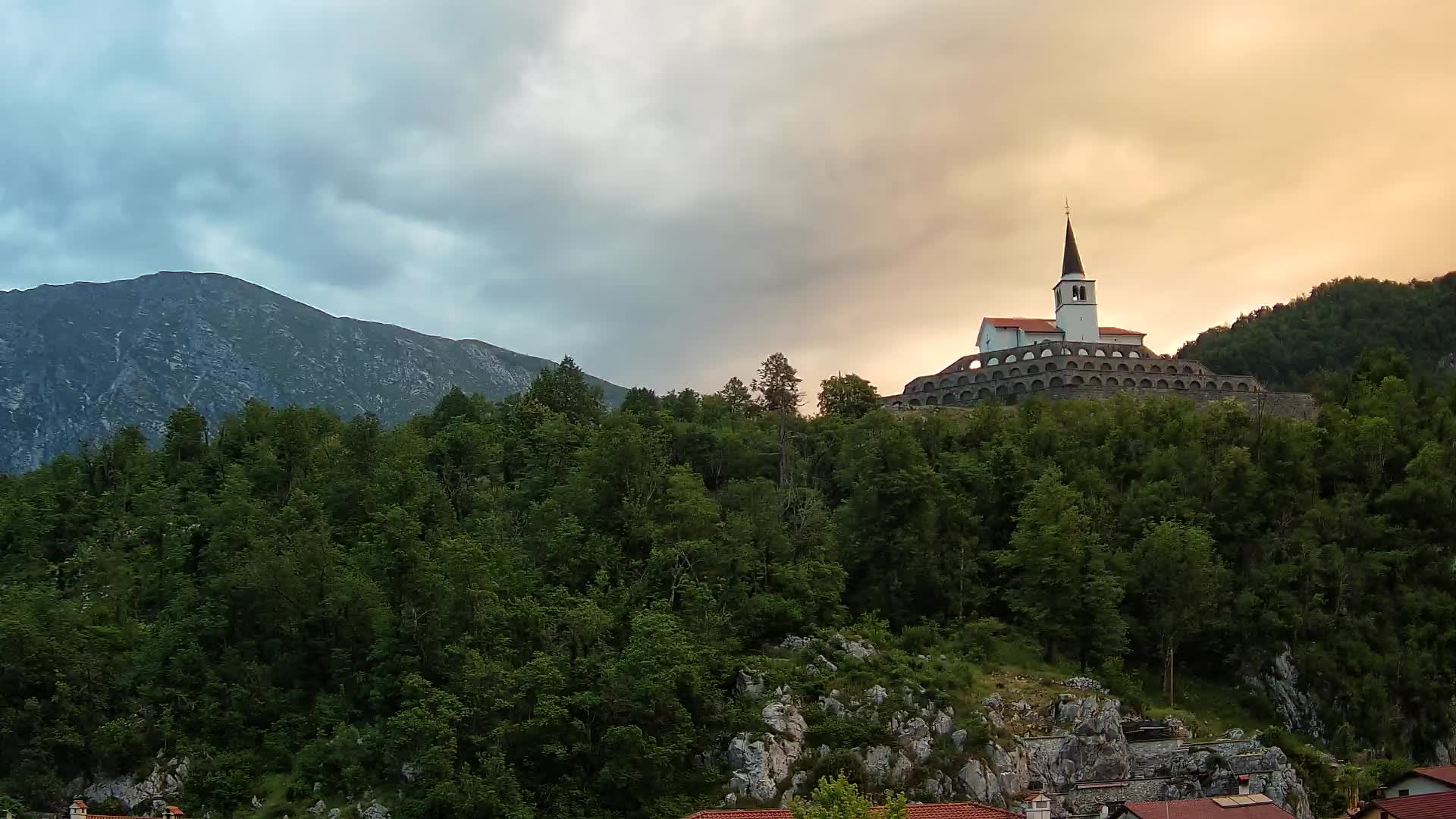 Kobarid Spletna kmera – Pogled na kostnico iz 1. svetovne vojne