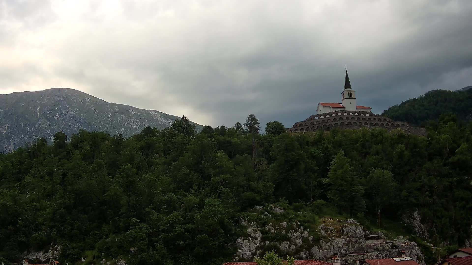 Web kamera Kobarida – Pogled na kosturnicu iz 1. svjetskog rata