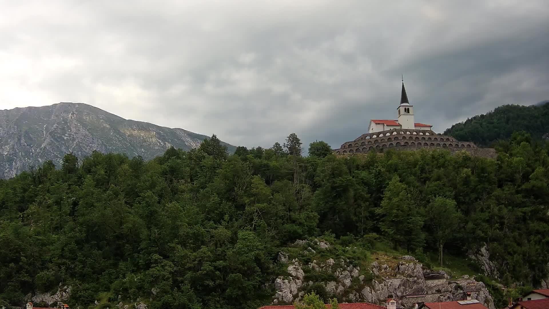 Kobarid-Webcam – Blick auf das Beinhaus aus dem 1. Weltkrieg