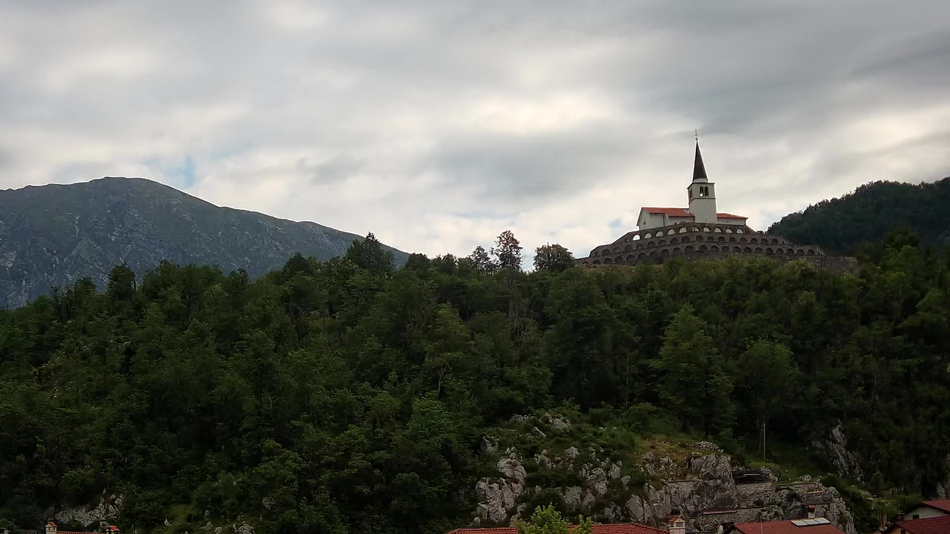 Kobarid Spletna kmera – Pogled na kostnico iz 1. svetovne vojne