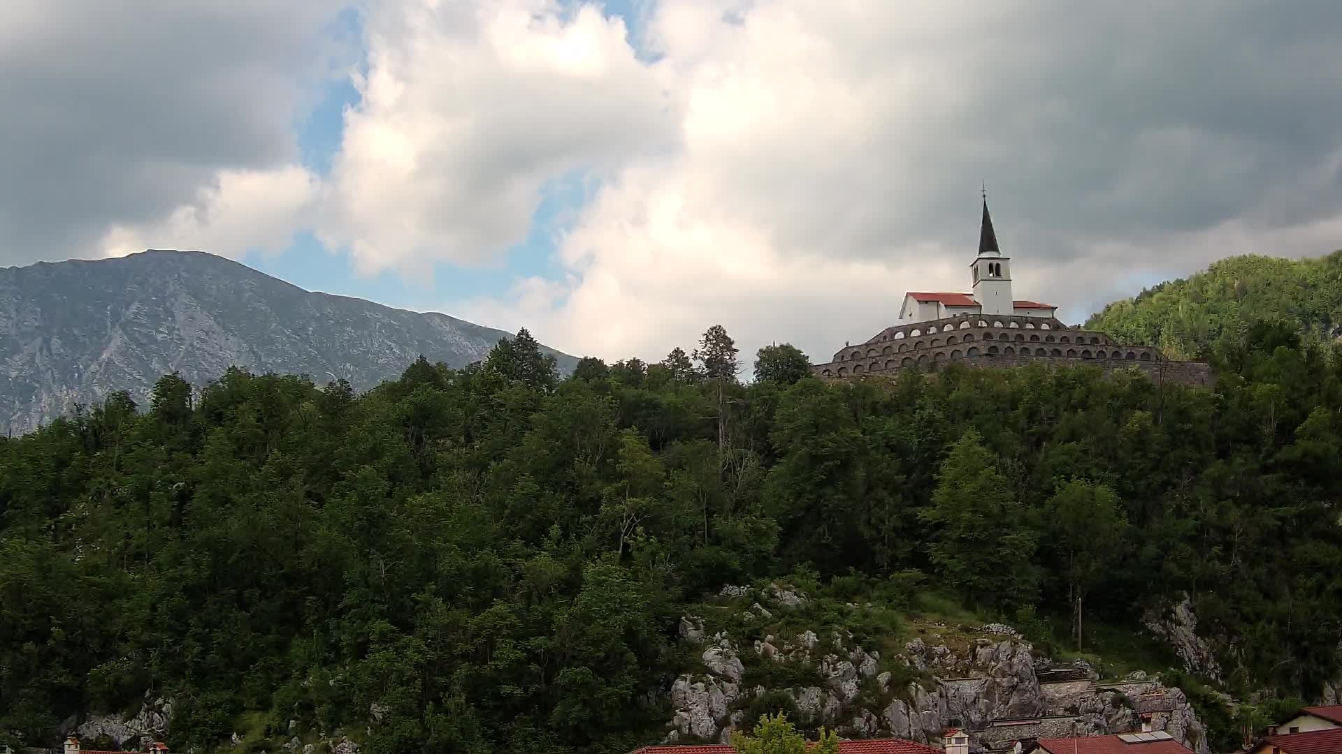Kobarid Spletna kmera – Pogled na kostnico iz 1. svetovne vojne