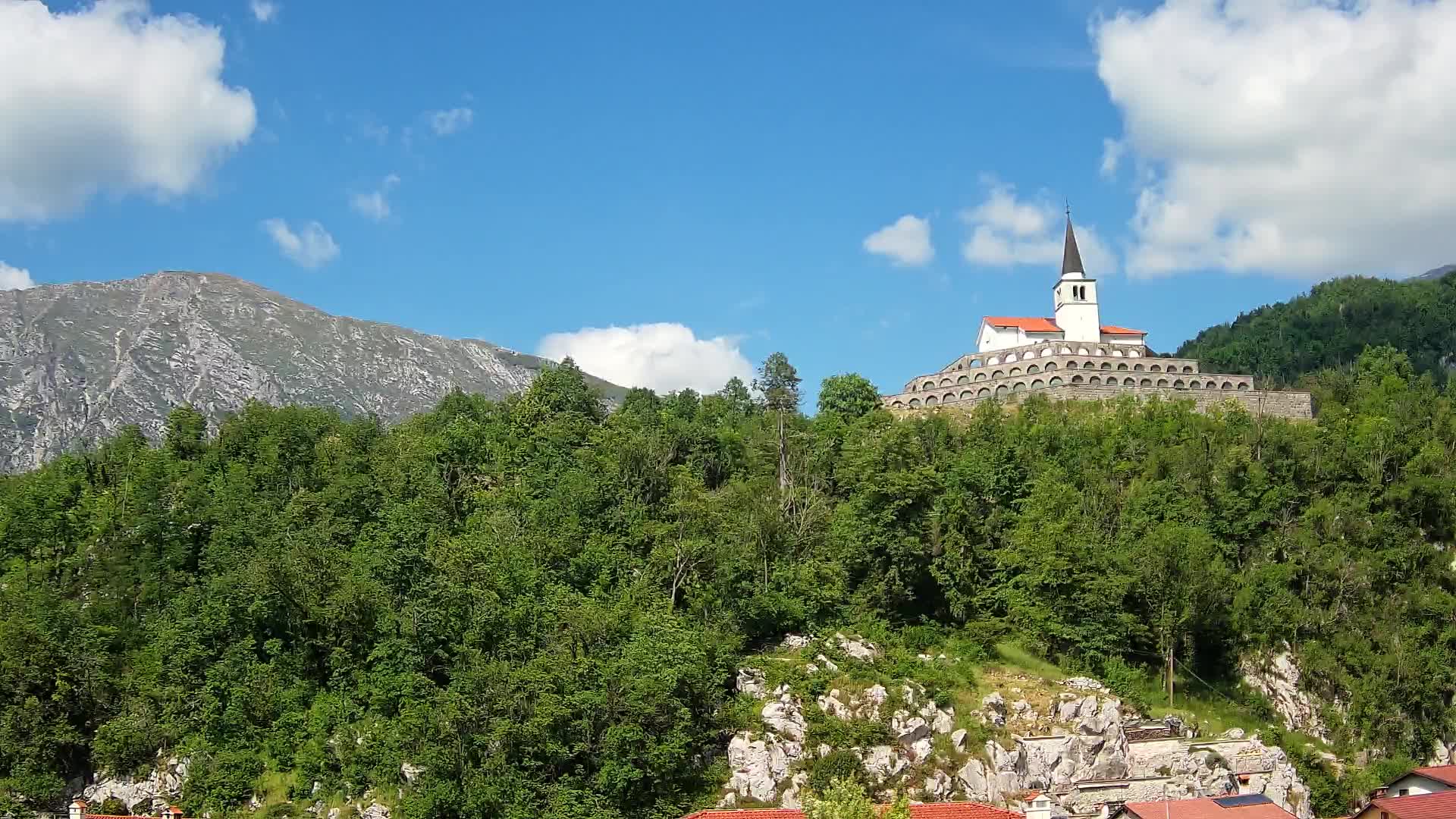 Kobarid-Webcam – Blick auf das Beinhaus aus dem 1. Weltkrieg