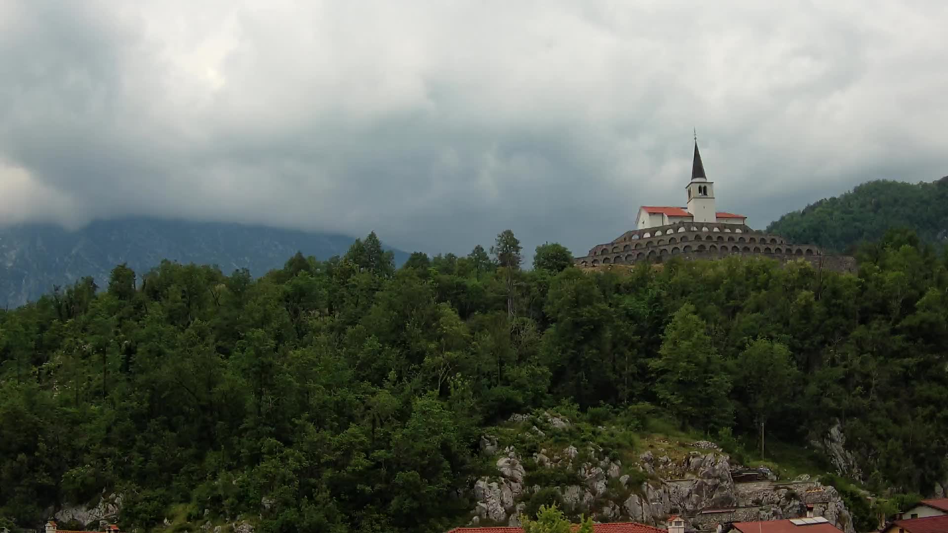 Kobarid-Webcam – Blick auf das Beinhaus aus dem 1. Weltkrieg