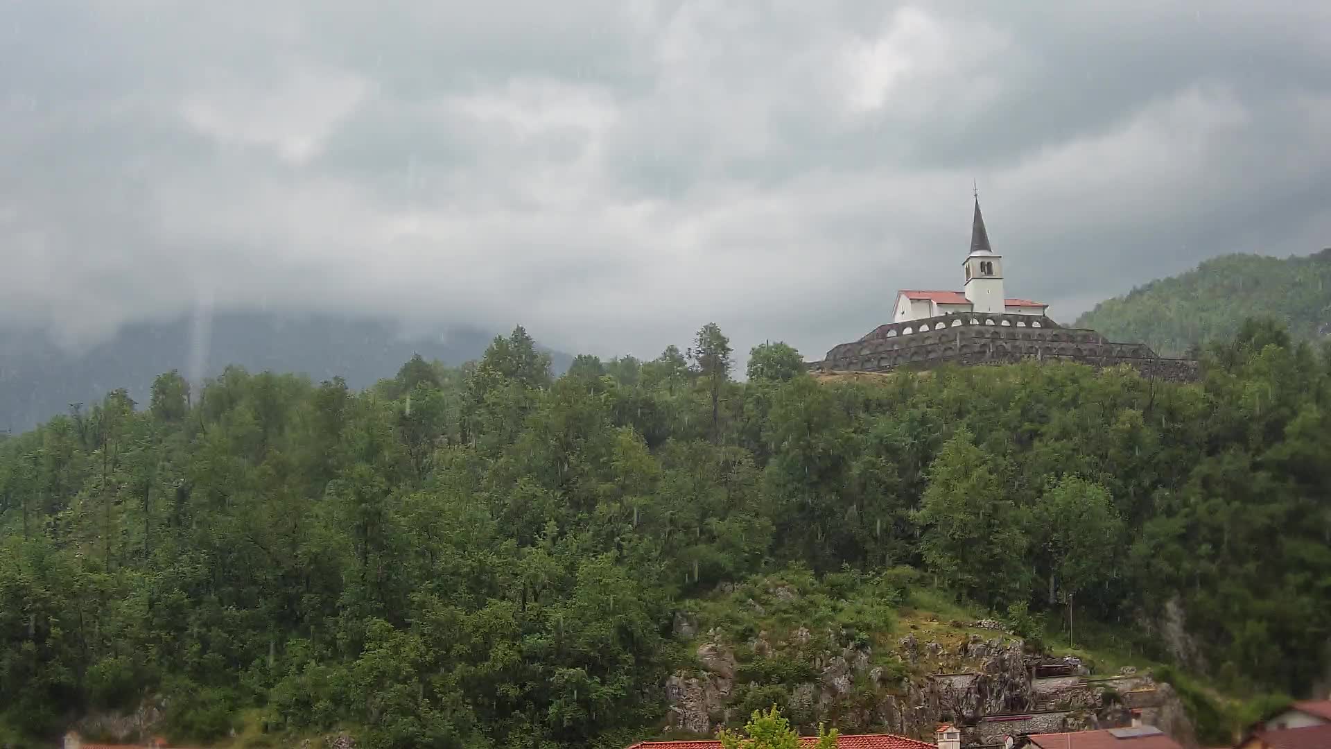 Kobarid-Webcam – Blick auf das Beinhaus aus dem 1. Weltkrieg