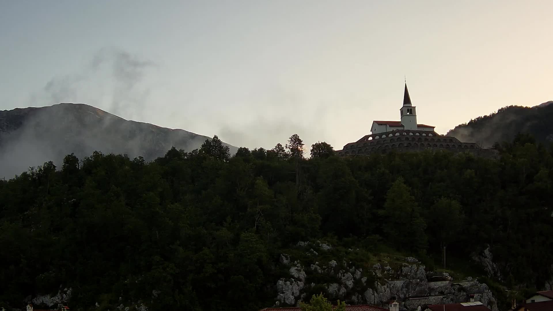 Web kamera Kobarida – Pogled na kosturnicu iz 1. svjetskog rata