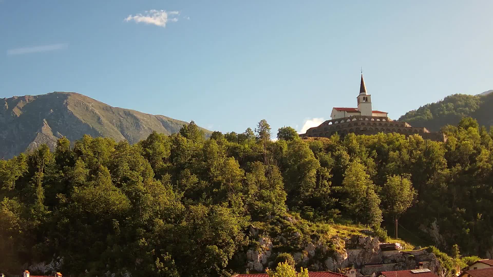 Web kamera Kobarida – Pogled na kosturnicu iz 1. svjetskog rata