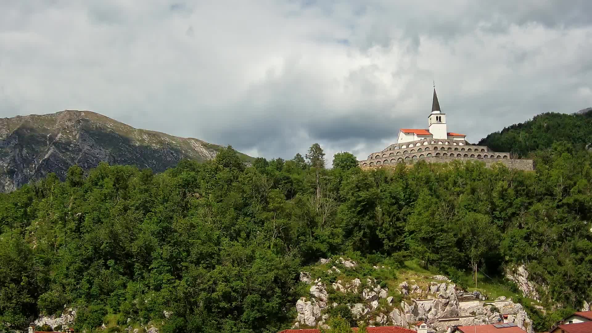 Web kamera Kobarida – Pogled na kosturnicu iz 1. svjetskog rata