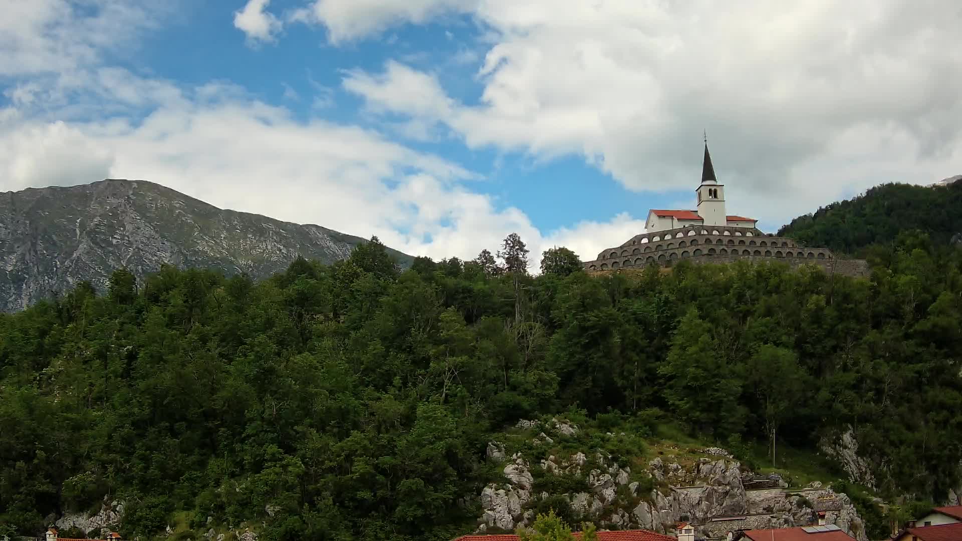Kobarid Spletna kmera – Pogled na kostnico iz 1. svetovne vojne