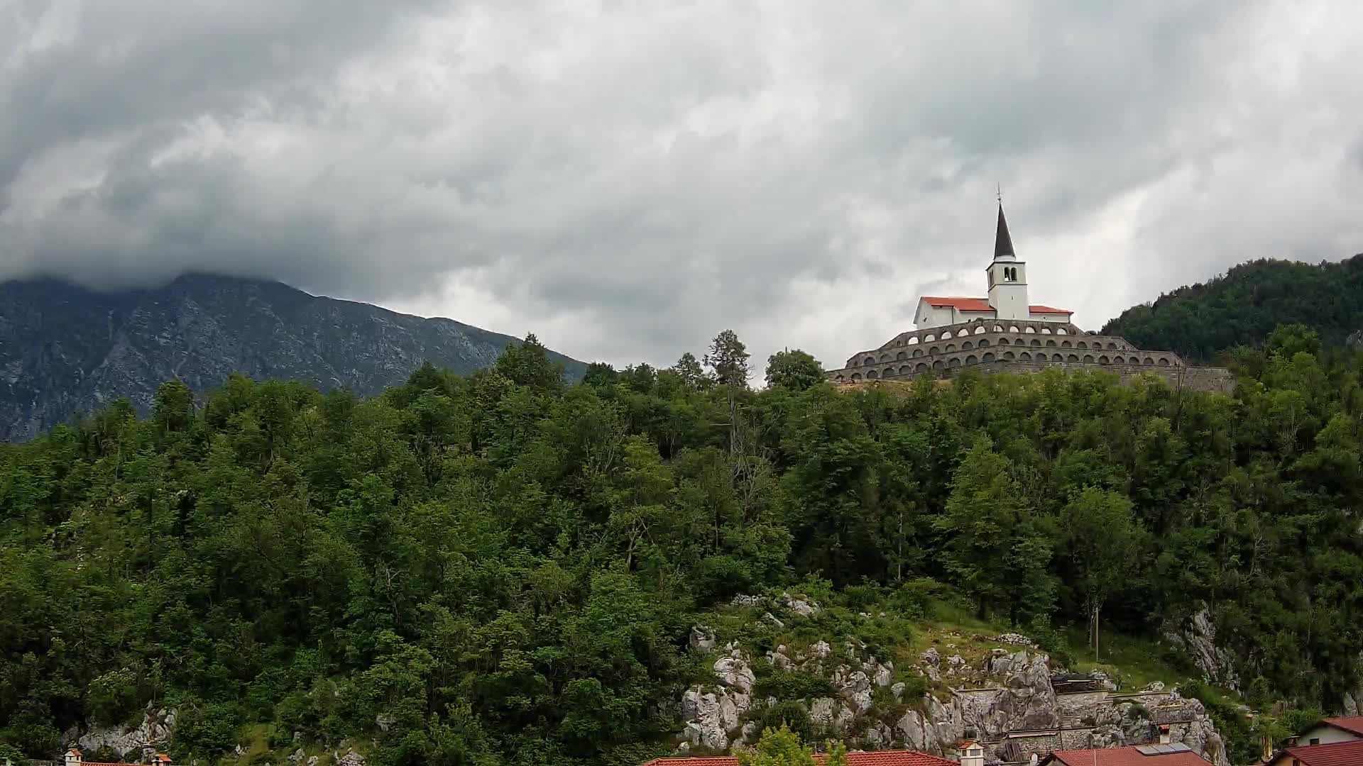 Kobarid-Webcam – Blick auf das Beinhaus aus dem 1. Weltkrieg