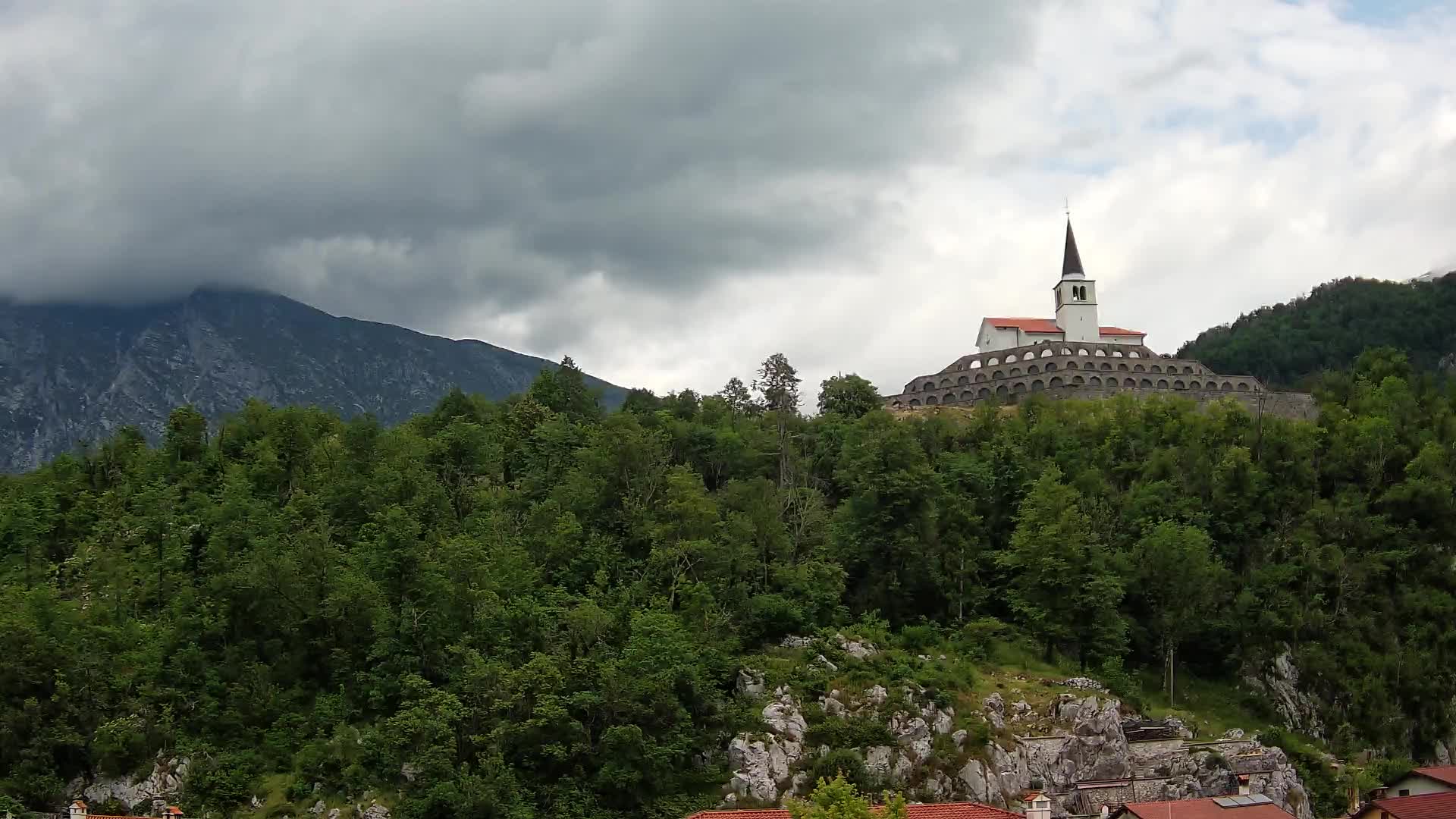 Kobarid Spletna kmera – Pogled na kostnico iz 1. svetovne vojne