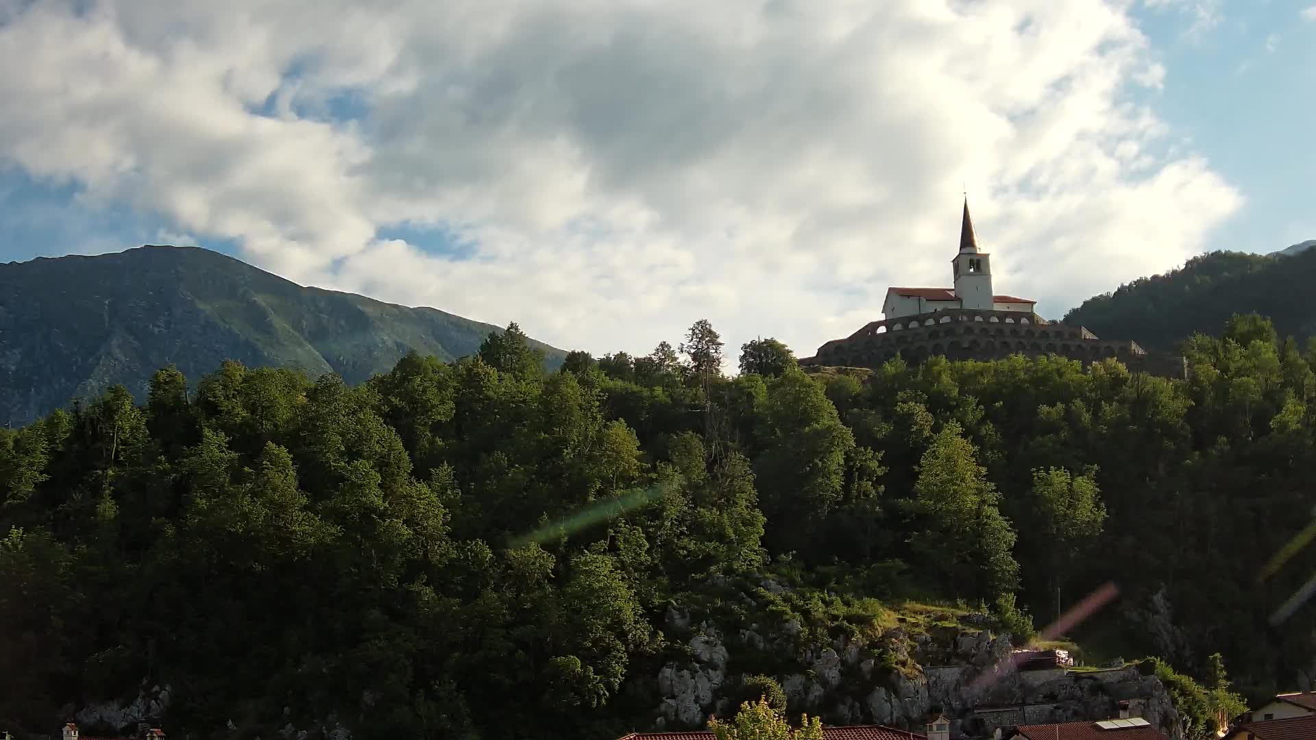 Kobarid Spletna kmera – Pogled na kostnico iz 1. svetovne vojne