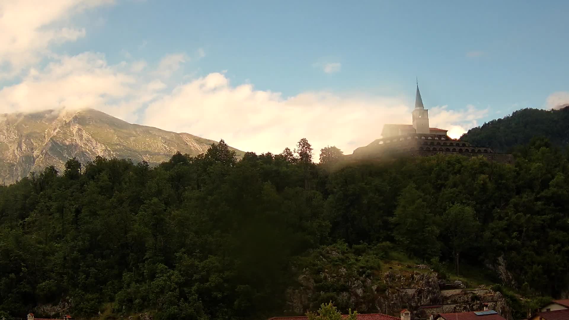 Kobarid Spletna kmera – Pogled na kostnico iz 1. svetovne vojne