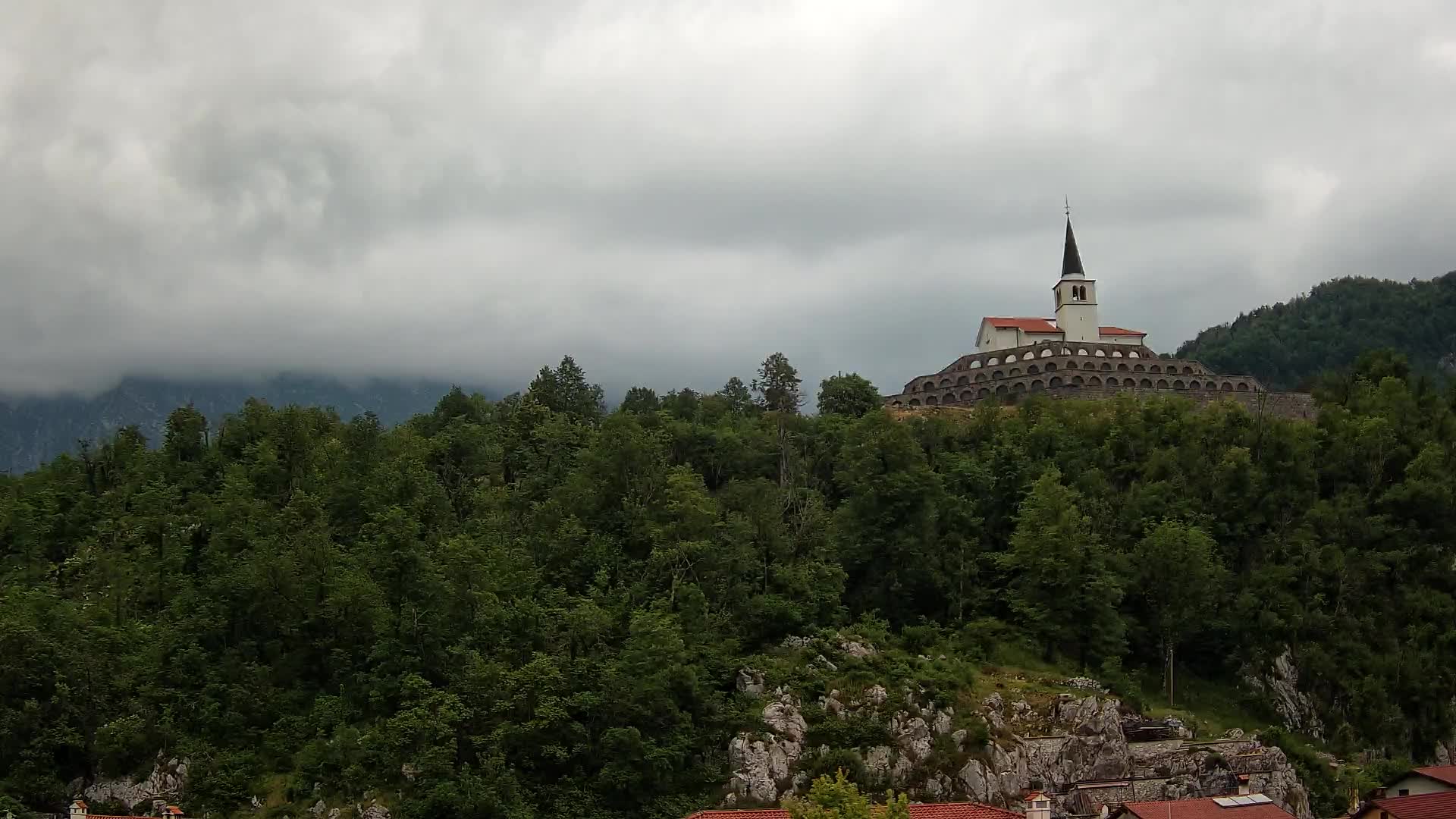 Web kamera Kobarida – Pogled na kosturnicu iz 1. svjetskog rata