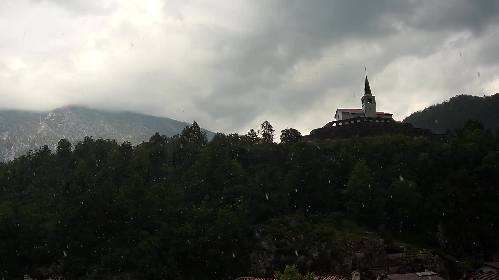 Kobarid-Webcam – Blick auf das Beinhaus aus dem 1. Weltkrieg