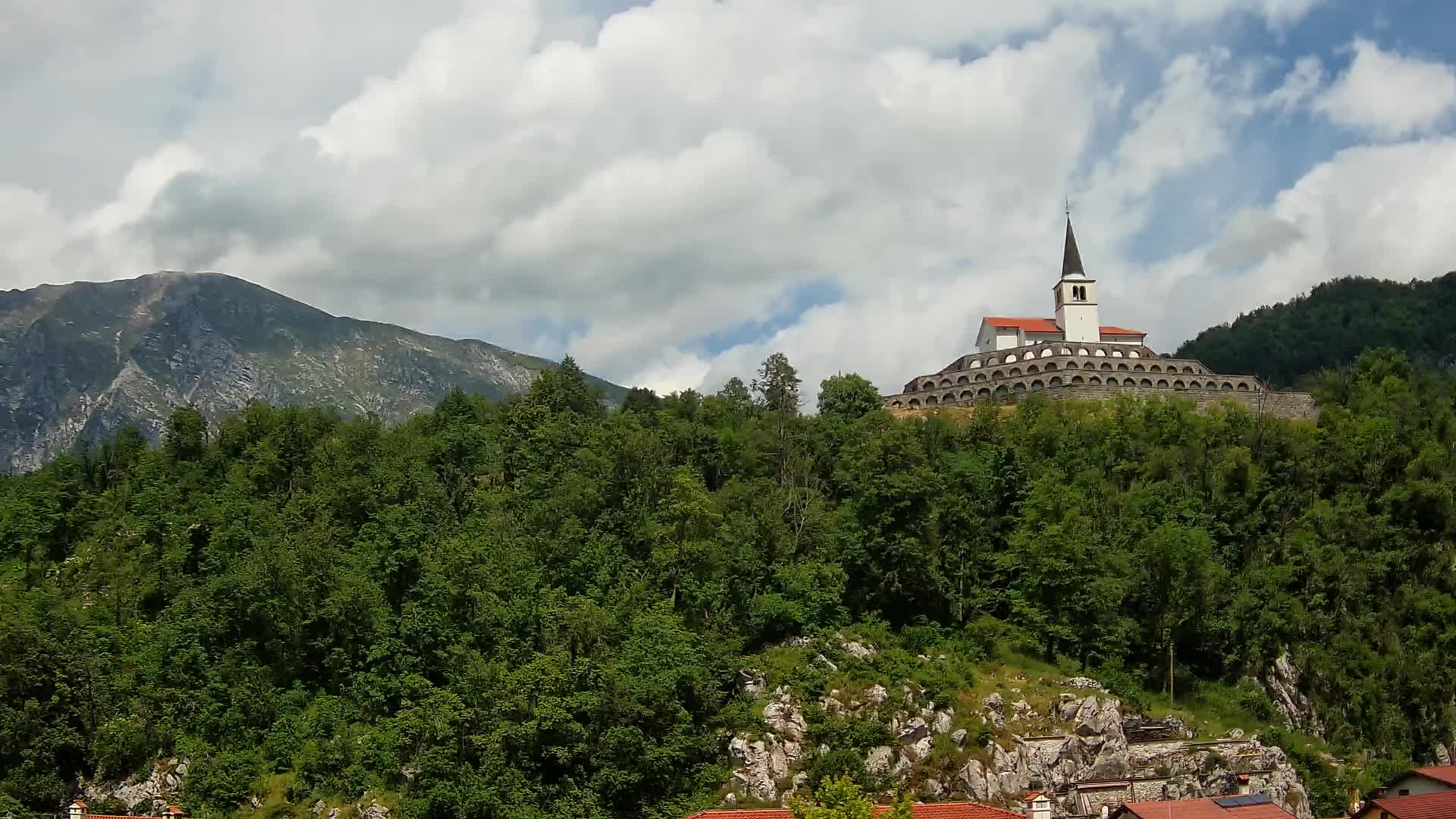 Web kamera Kobarida – Pogled na kosturnicu iz 1. svjetskog rata