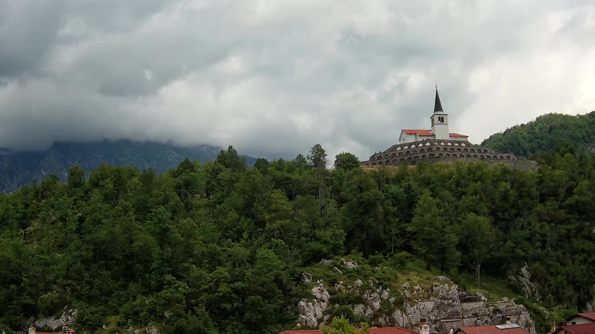 Web kamera Kobarida – Pogled na kosturnicu iz 1. svjetskog rata