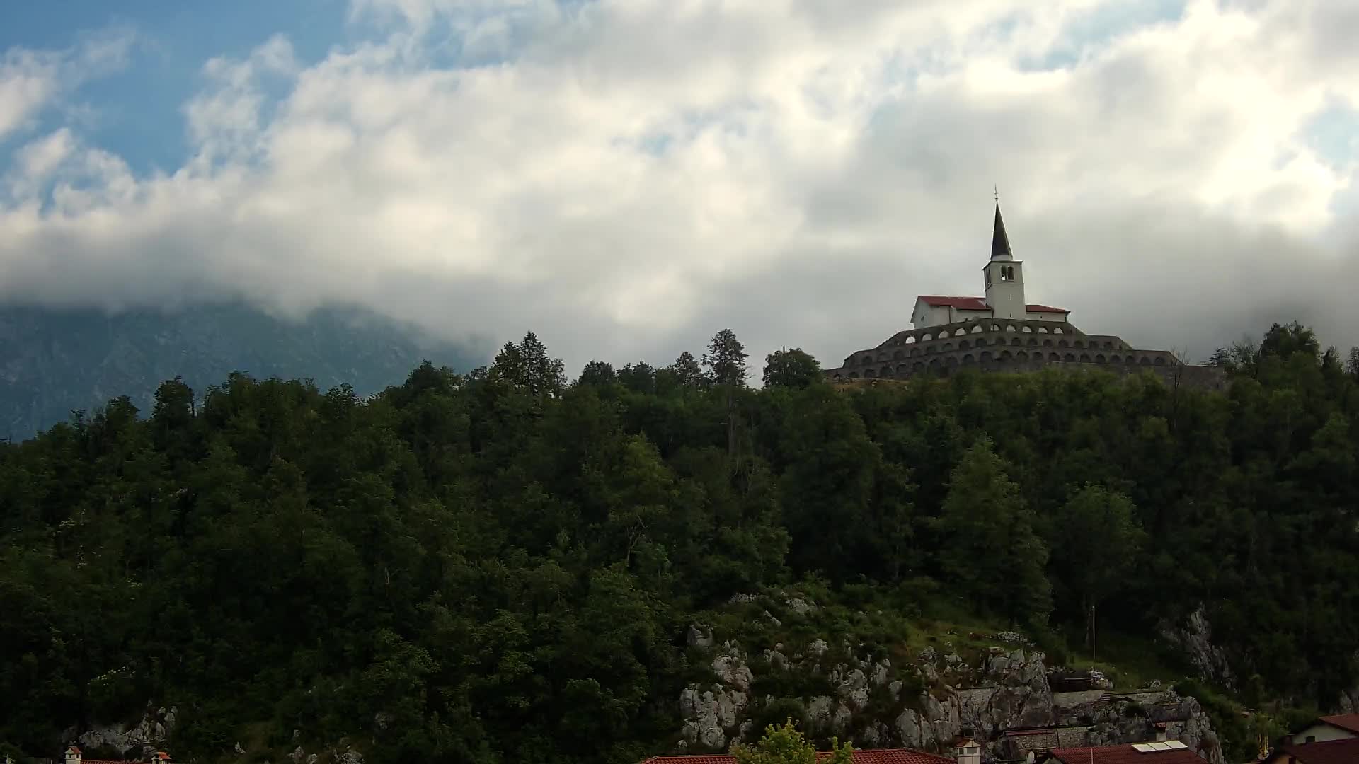 Kobarid Spletna kmera – Pogled na kostnico iz 1. svetovne vojne