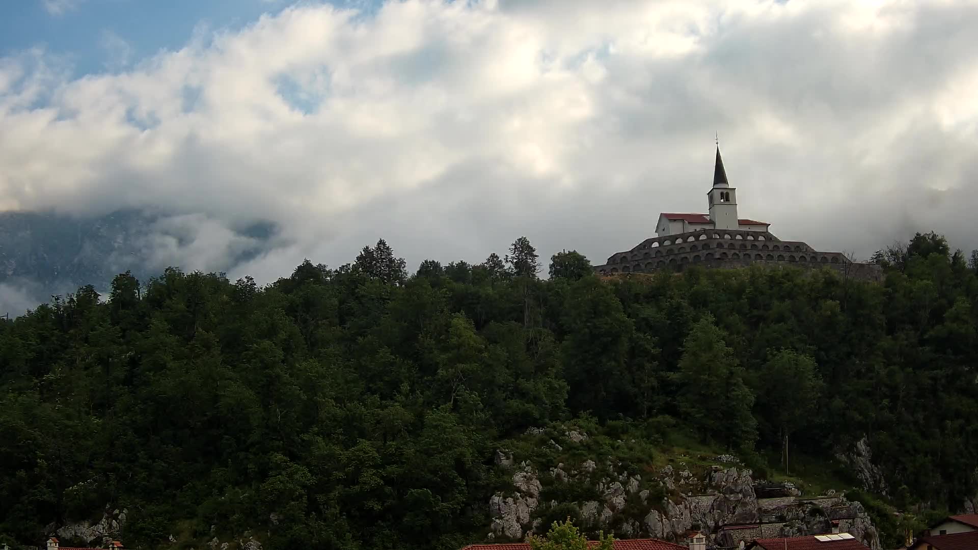 Kobarid Spletna kmera – Pogled na kostnico iz 1. svetovne vojne