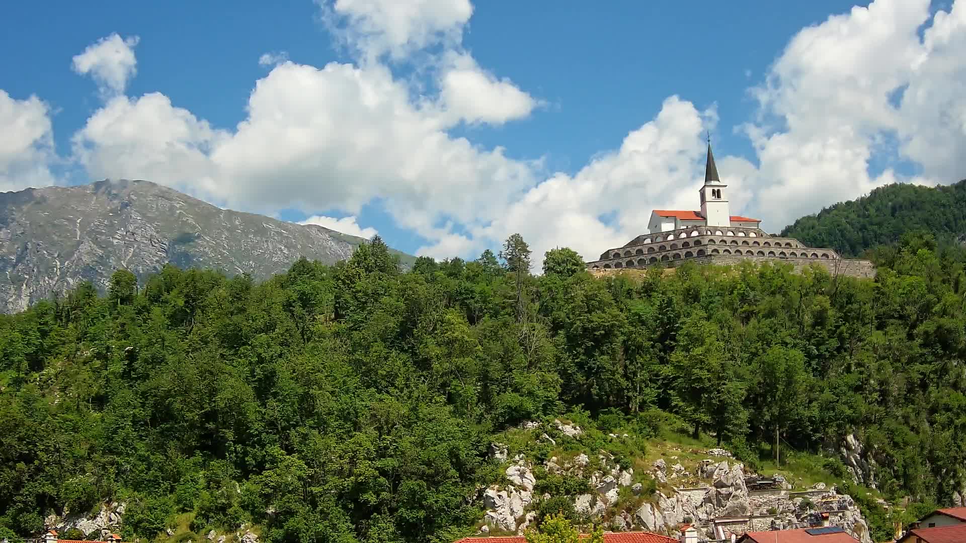 Kobarid Spletna kmera – Pogled na kostnico iz 1. svetovne vojne