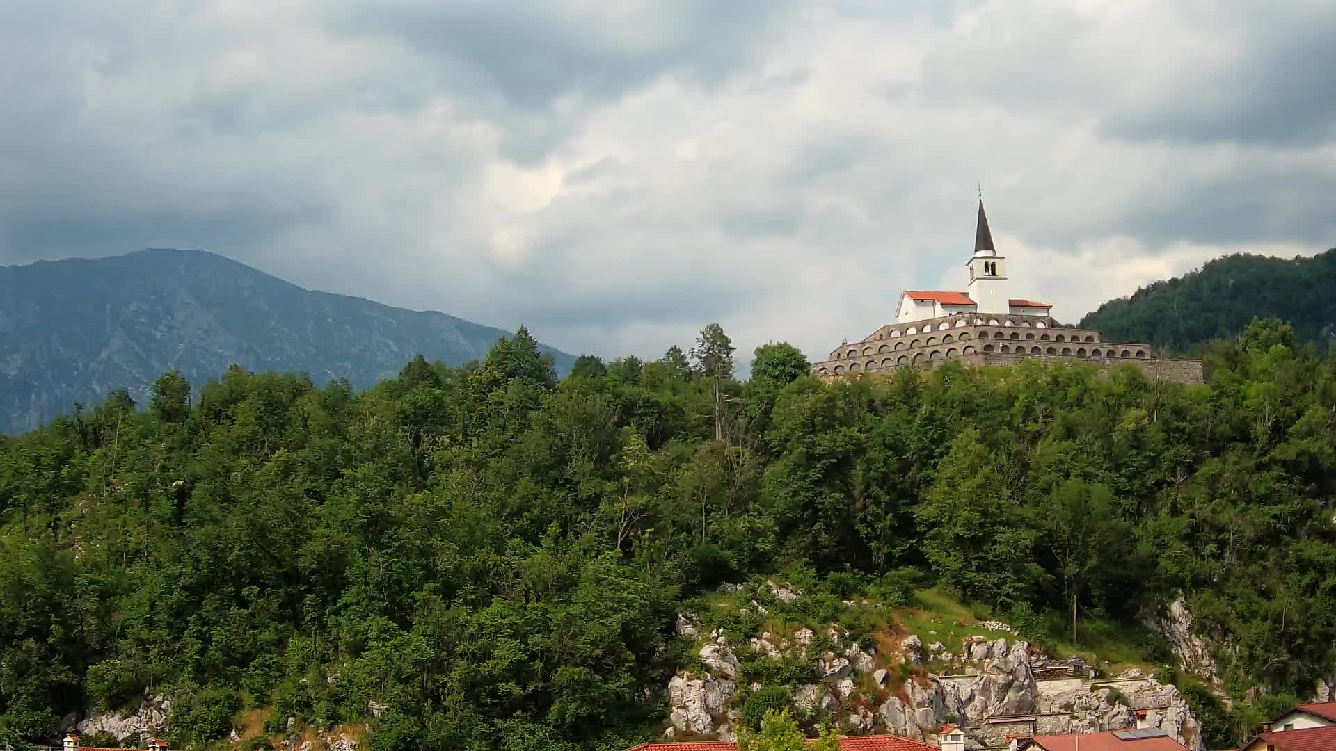 Web kamera Kobarida – Pogled na kosturnicu iz 1. svjetskog rata