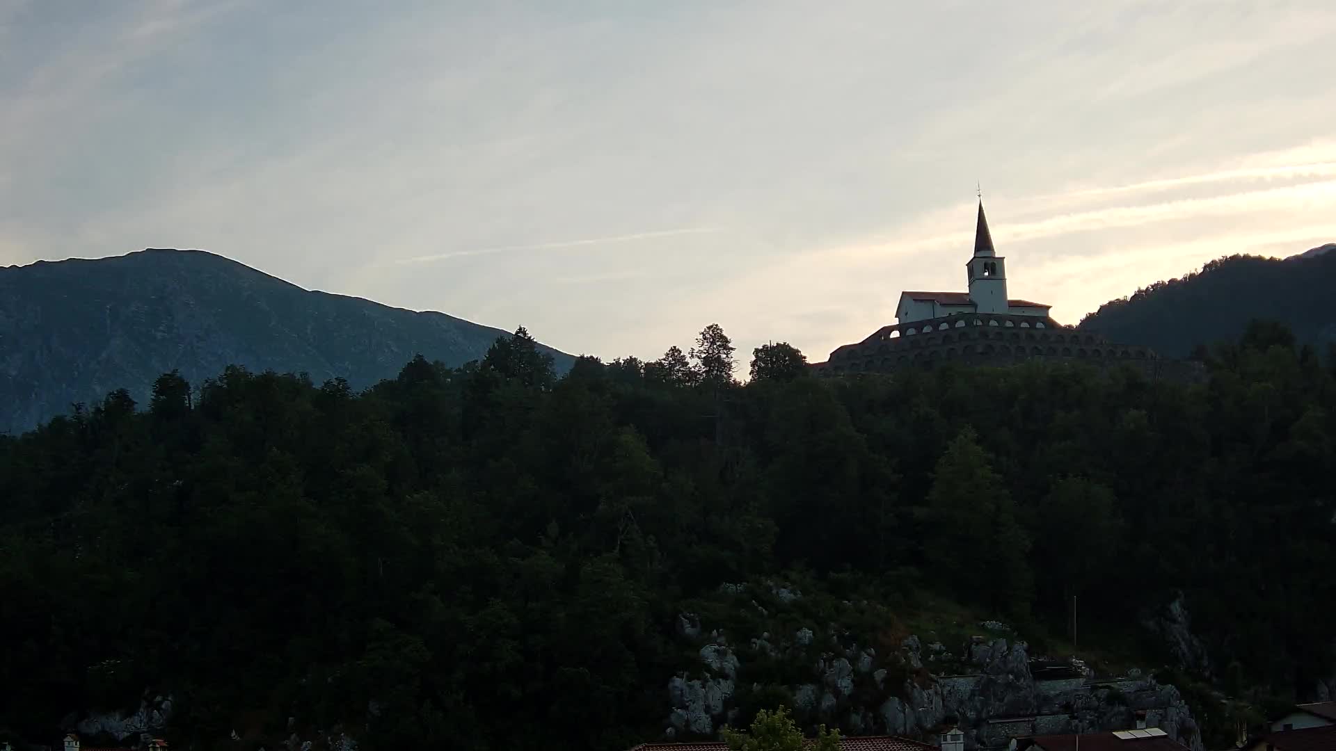 Kobarid Spletna kmera – Pogled na kostnico iz 1. svetovne vojne