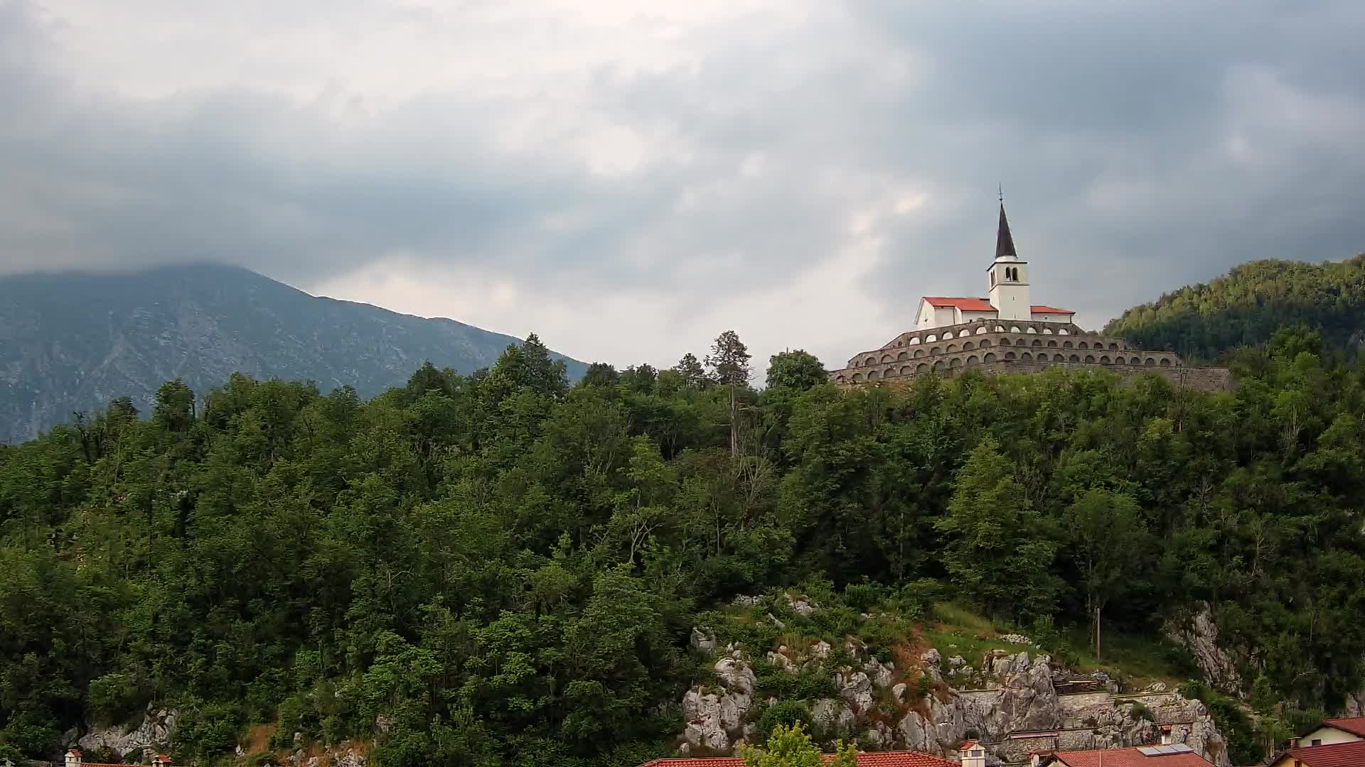 Web kamera Kobarida – Pogled na kosturnicu iz 1. svjetskog rata