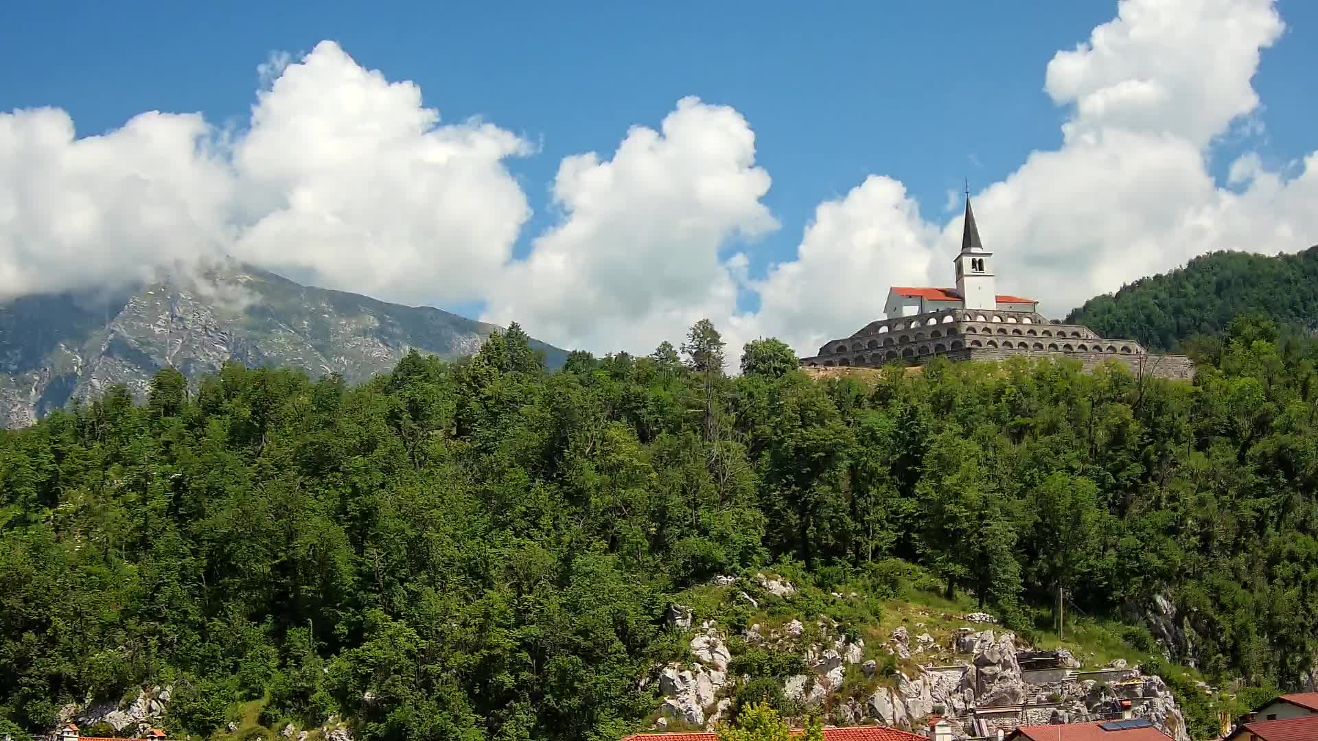Kobarid-Webcam – Blick auf das Beinhaus aus dem 1. Weltkrieg