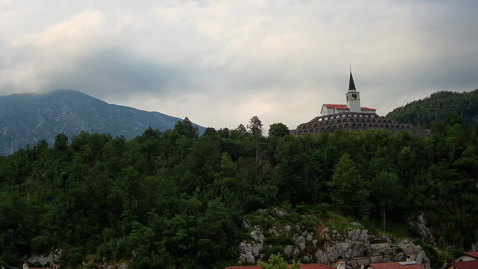 Kobarid Spletna kmera – Pogled na kostnico iz 1. svetovne vojne