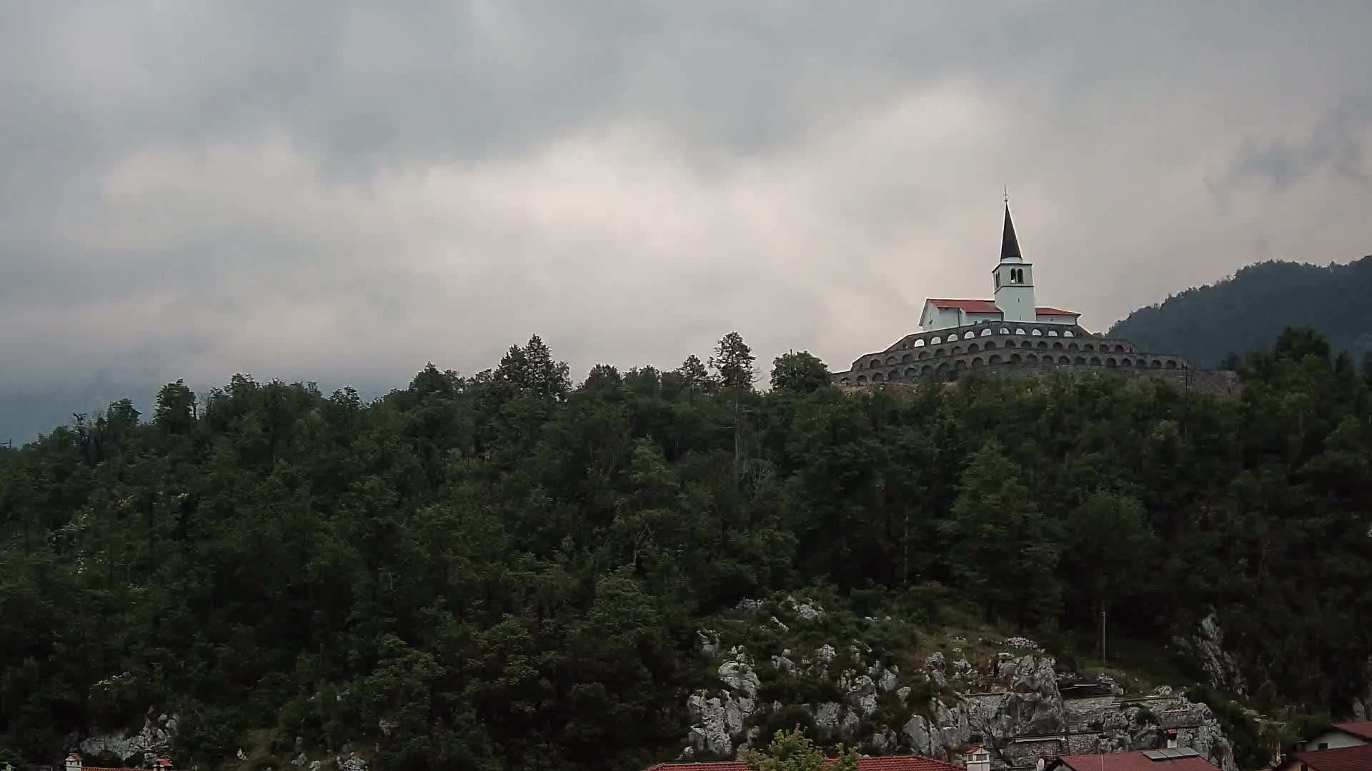 Kobarid Spletna kmera – Pogled na kostnico iz 1. svetovne vojne